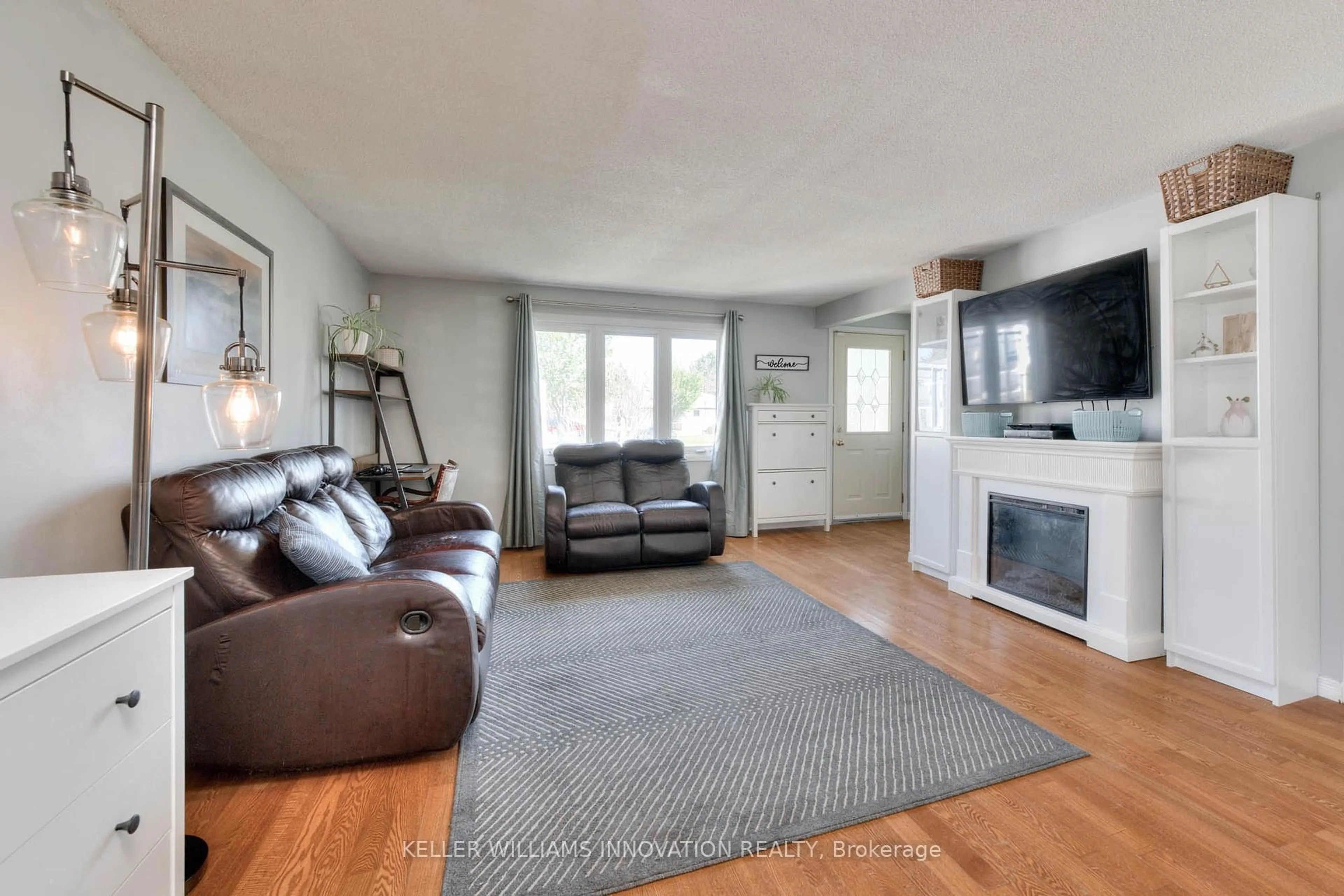 Living room with furniture, unknown for 64 Harvest Crt, Kitchener Ontario N2P 1T3