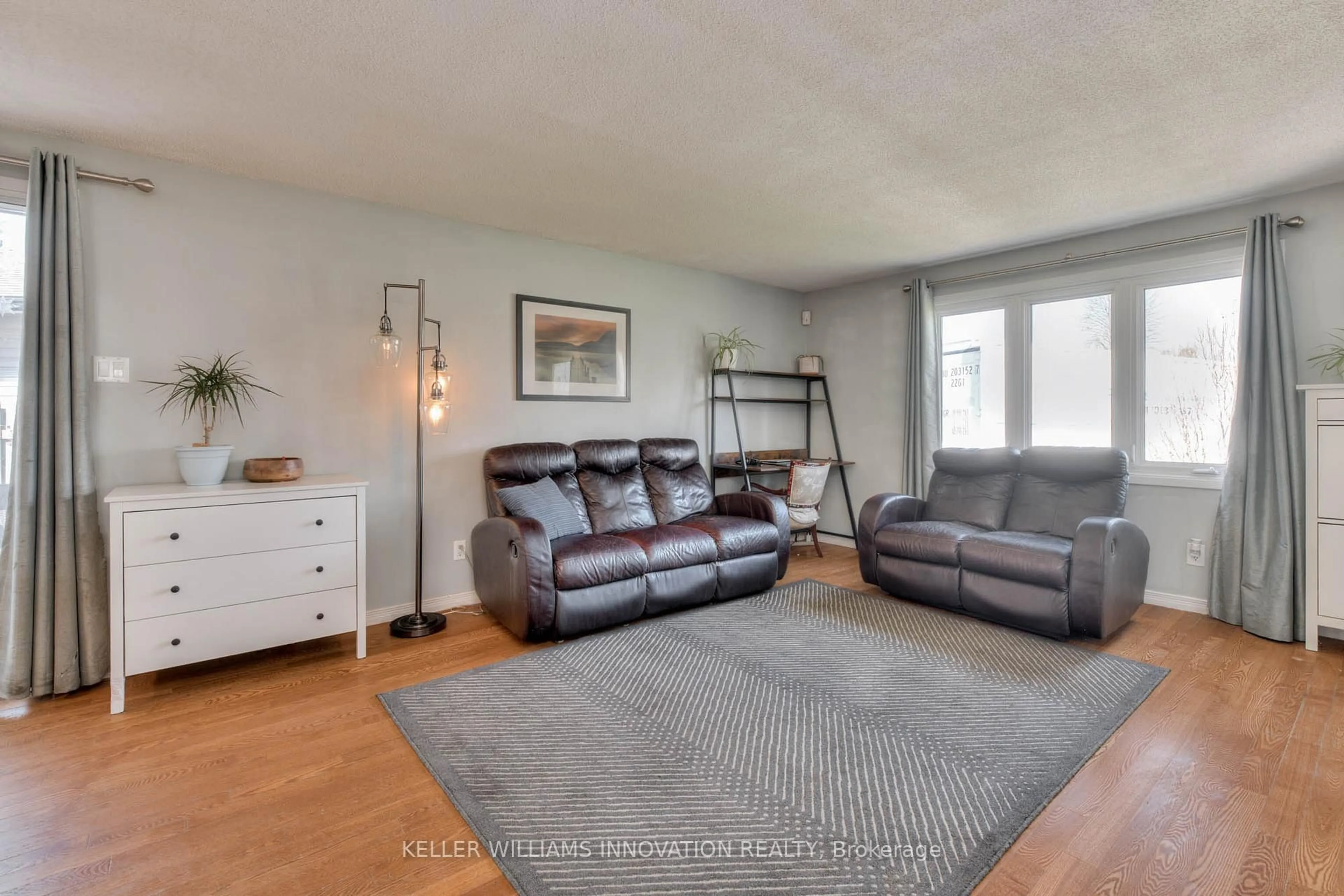 Living room with furniture, unknown for 64 Harvest Crt, Kitchener Ontario N2P 1T3
