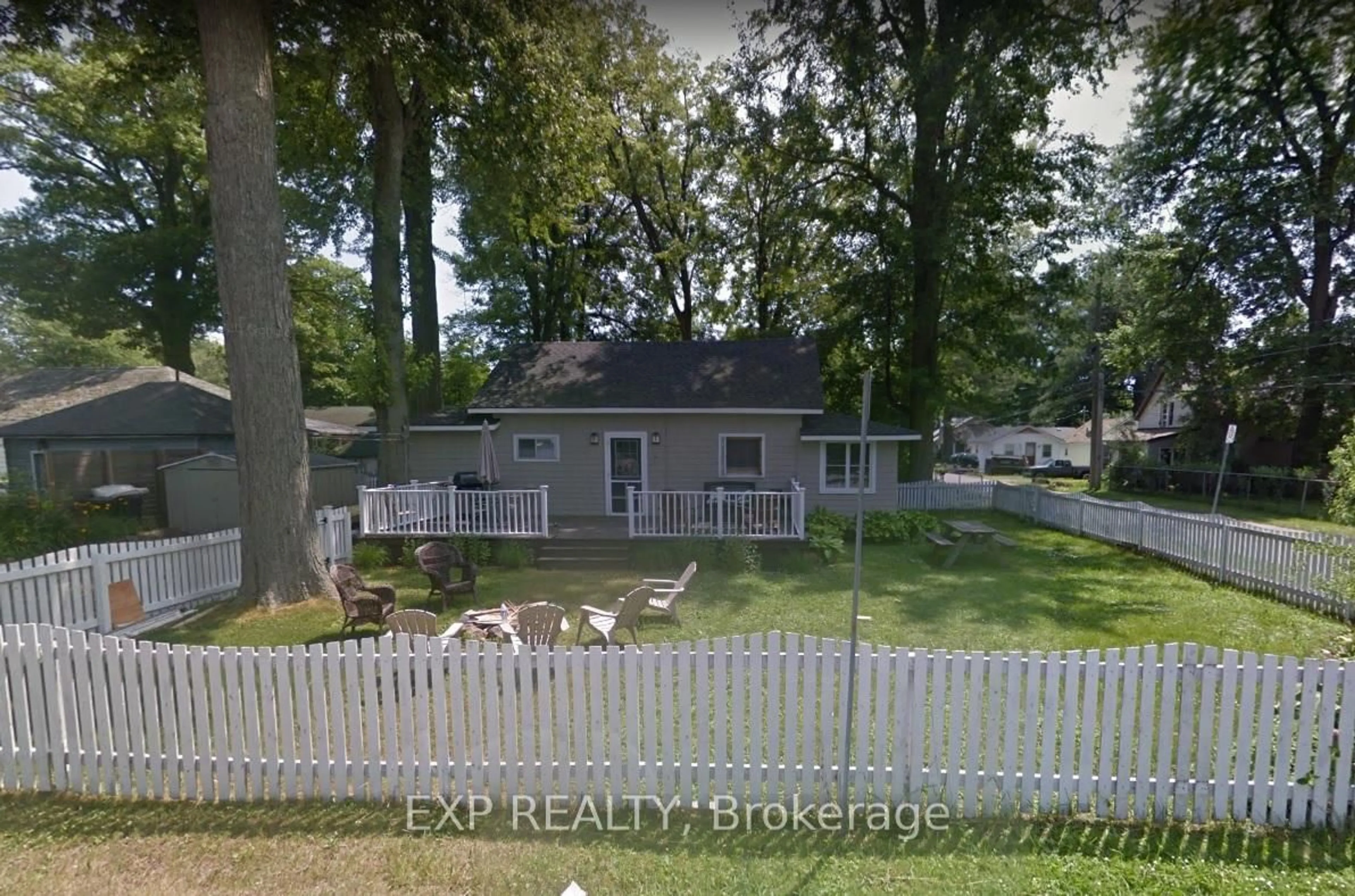 A pic from outside/outdoor area/front of a property/back of a property/a pic from drone, street for 376 Elmwood Ave, Fort Erie Ontario L0S 1B0