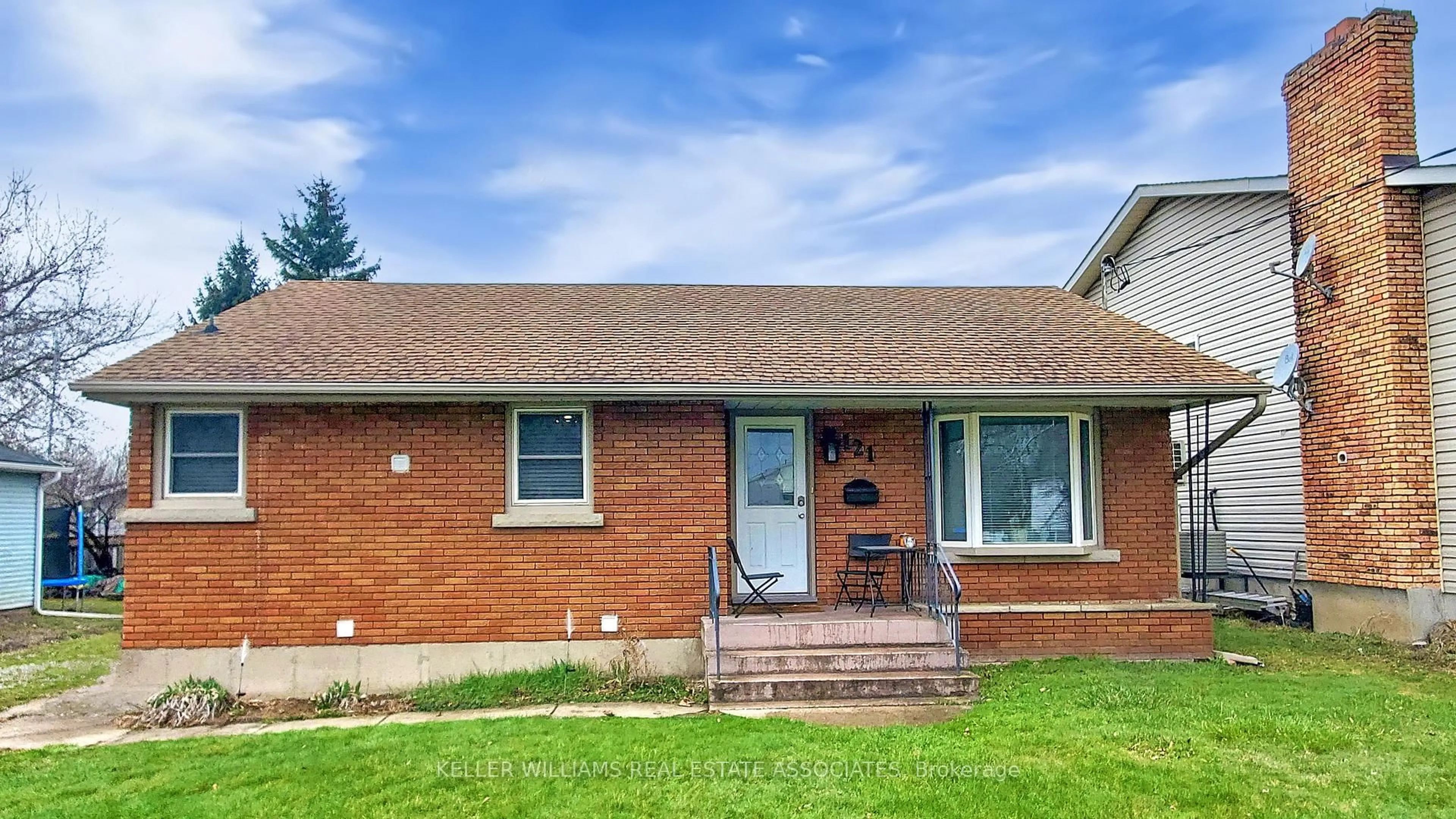 Home with brick exterior material, street for 121 Mackan St, Thorold Ontario L2V 1G5