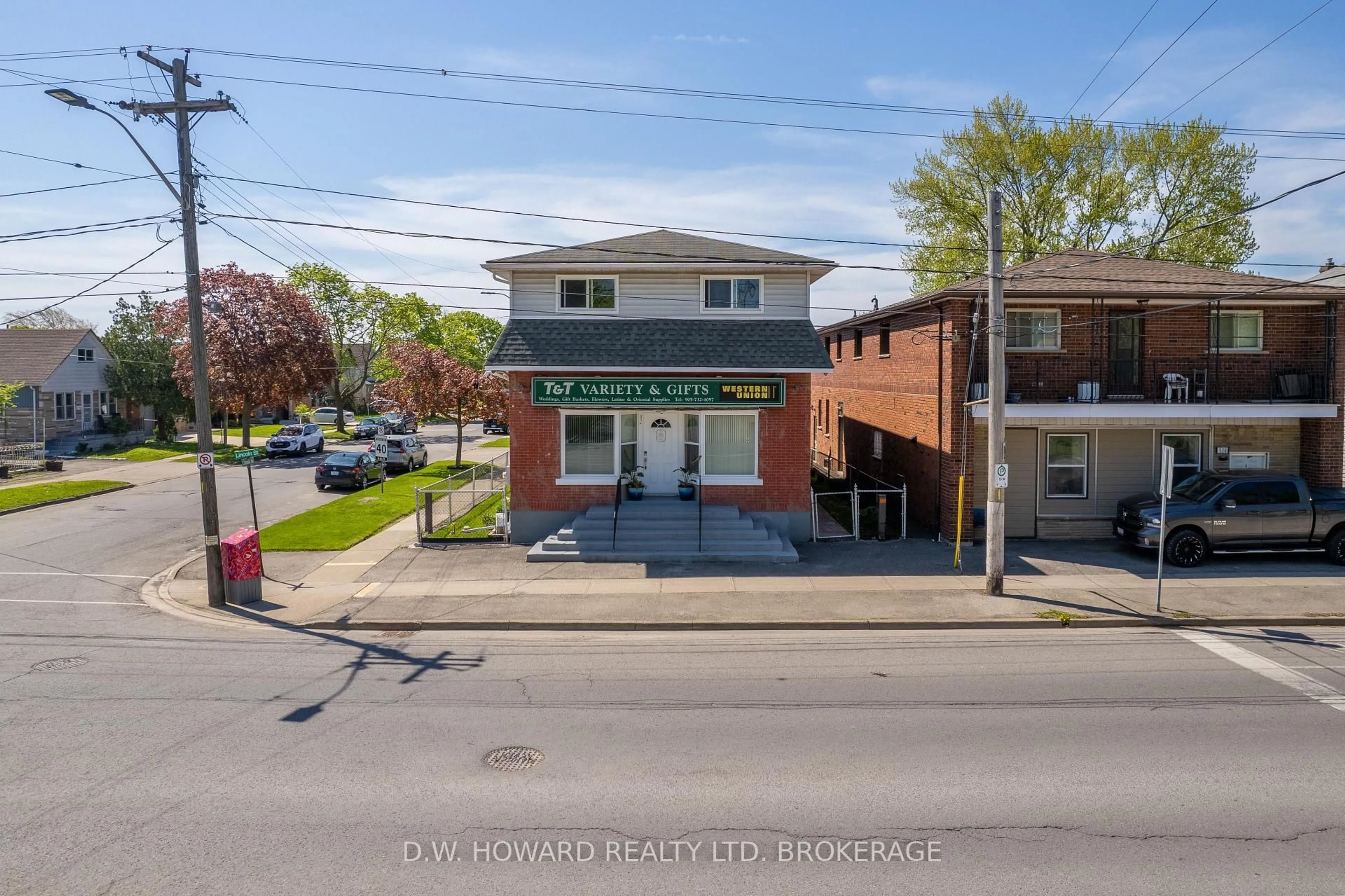 A pic from outside/outdoor area/front of a property/back of a property/a pic from drone, street for 534 Lincoln St, Welland Ontario L3B 4P2