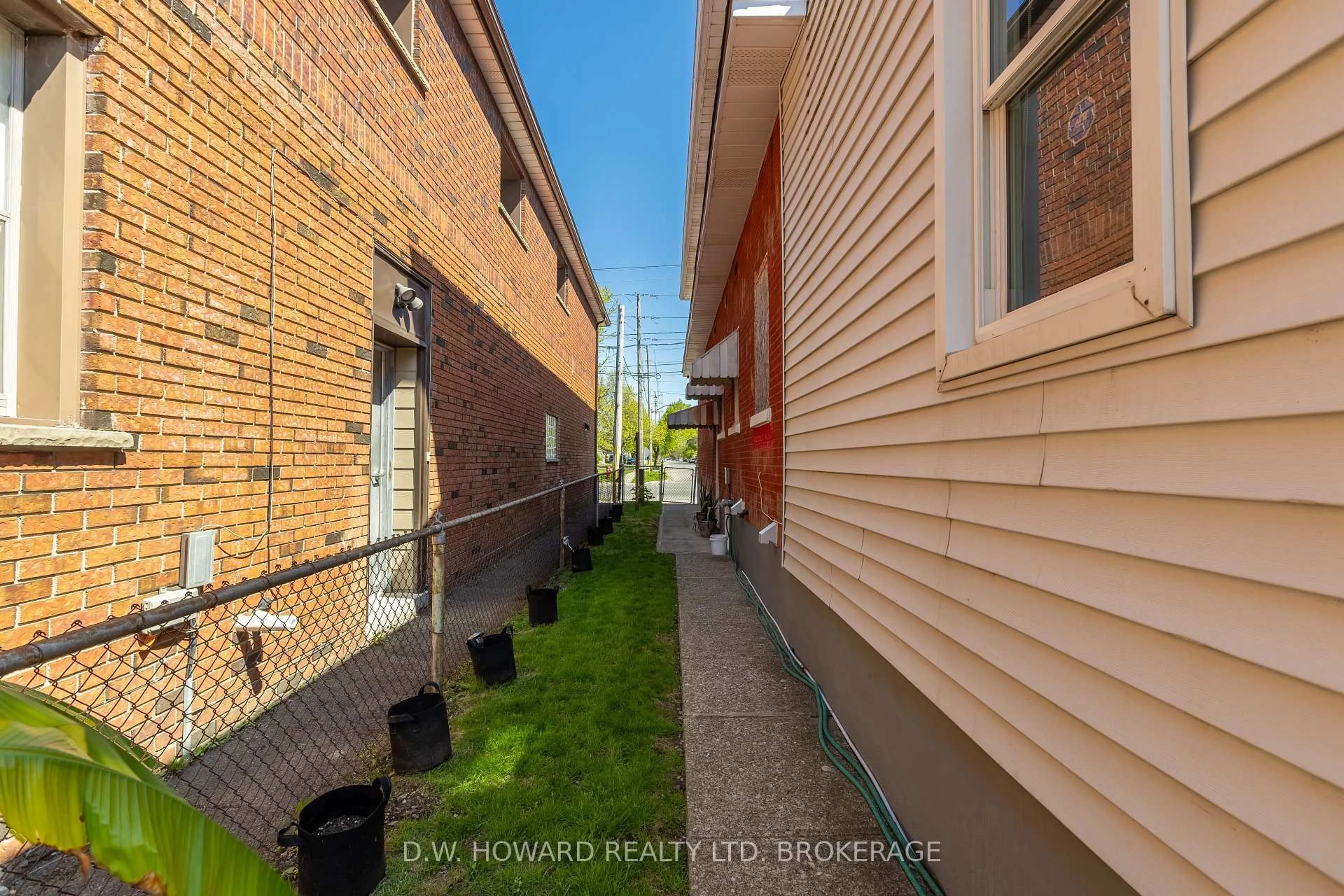 Patio, street for 534 Lincoln St, Welland Ontario L3B 4P2