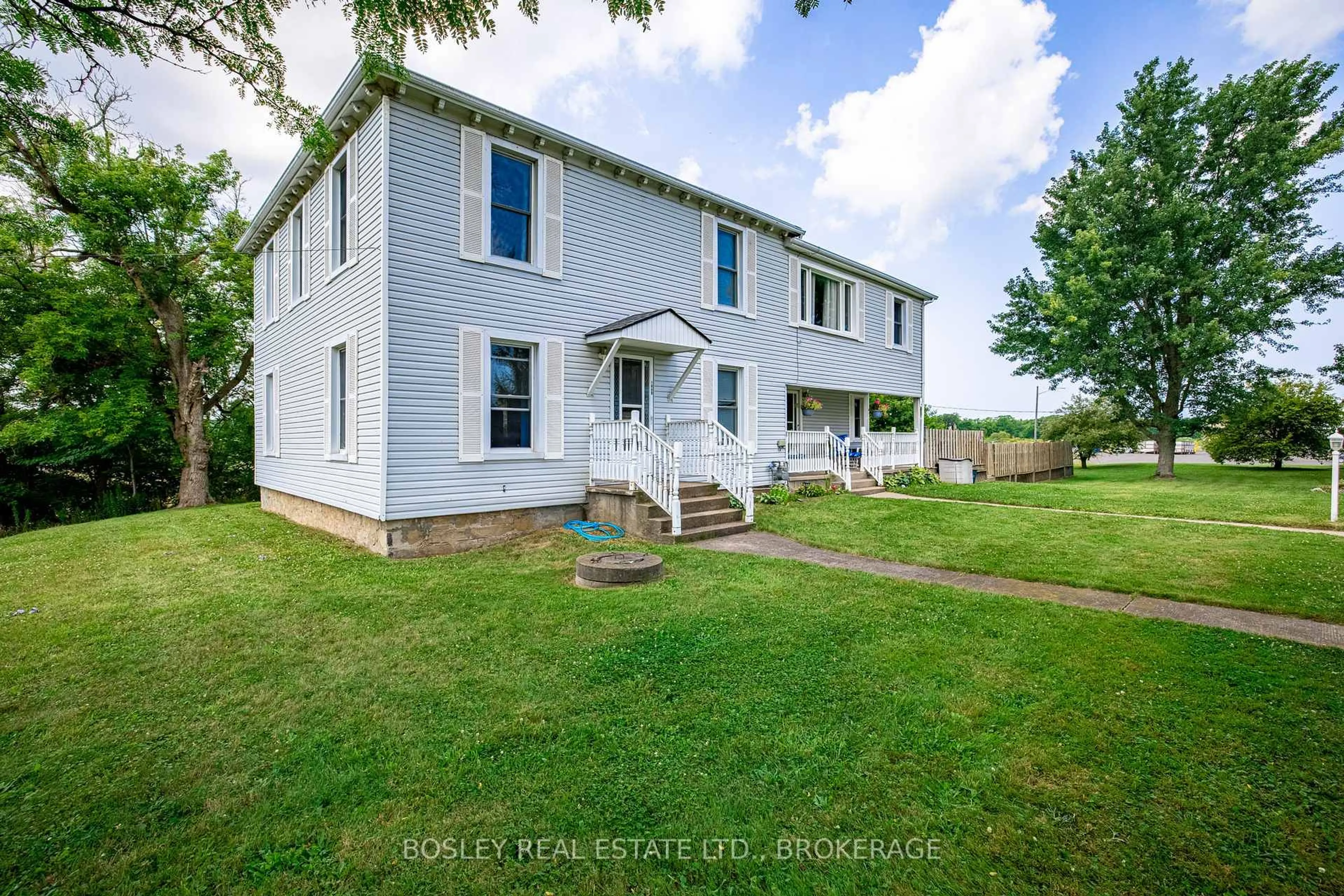 A pic from outside/outdoor area/front of a property/back of a property/a pic from drone, unknown for 1609 Eighth Ave, St. Catharines Ontario L2R 6P7
