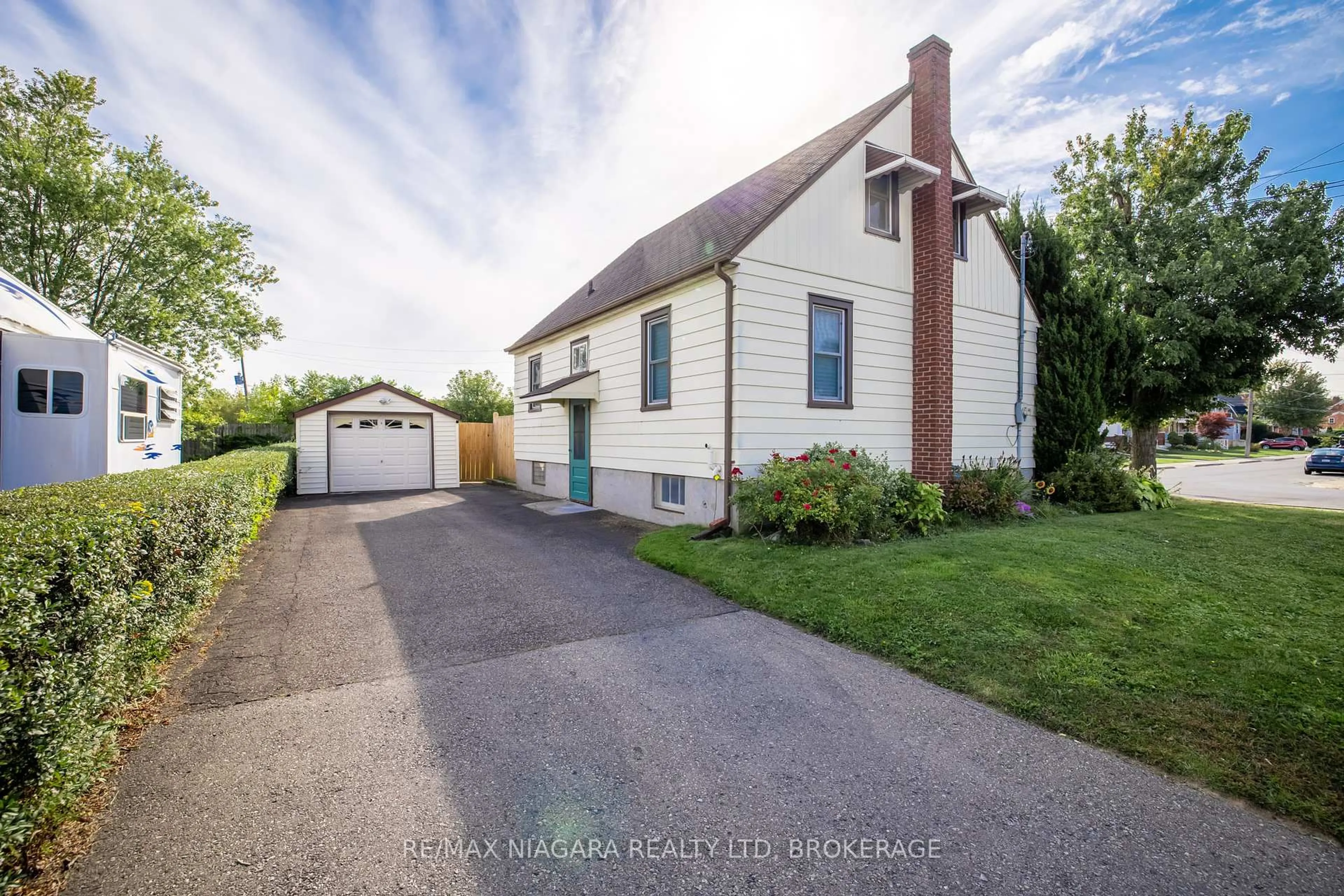 A pic from outside/outdoor area/front of a property/back of a property/a pic from drone, street for 4939 Hamilton St, Niagara Falls Ontario L2E 2V9