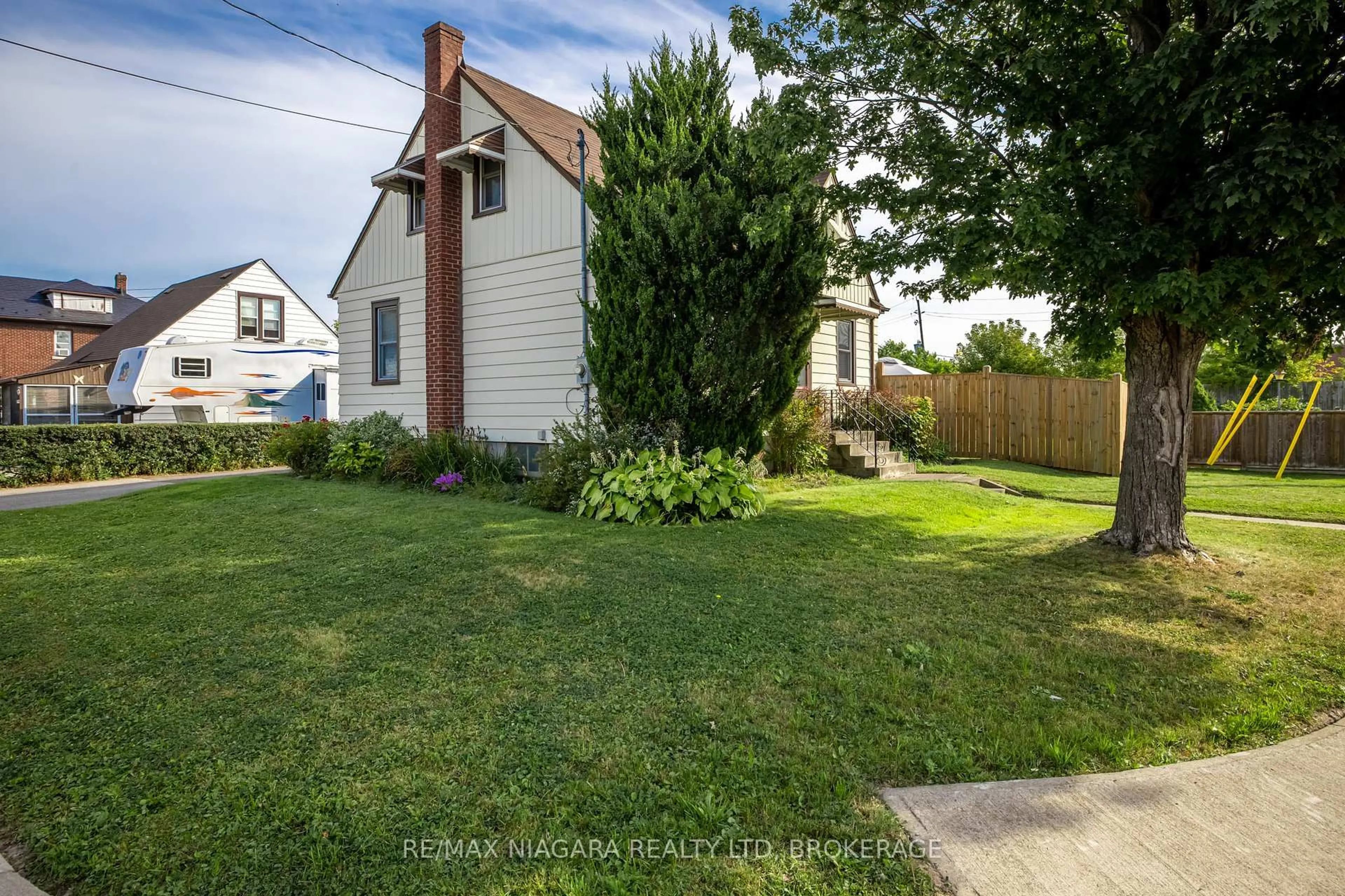 A pic from outside/outdoor area/front of a property/back of a property/a pic from drone, street for 4939 Hamilton St, Niagara Falls Ontario L2E 2V9