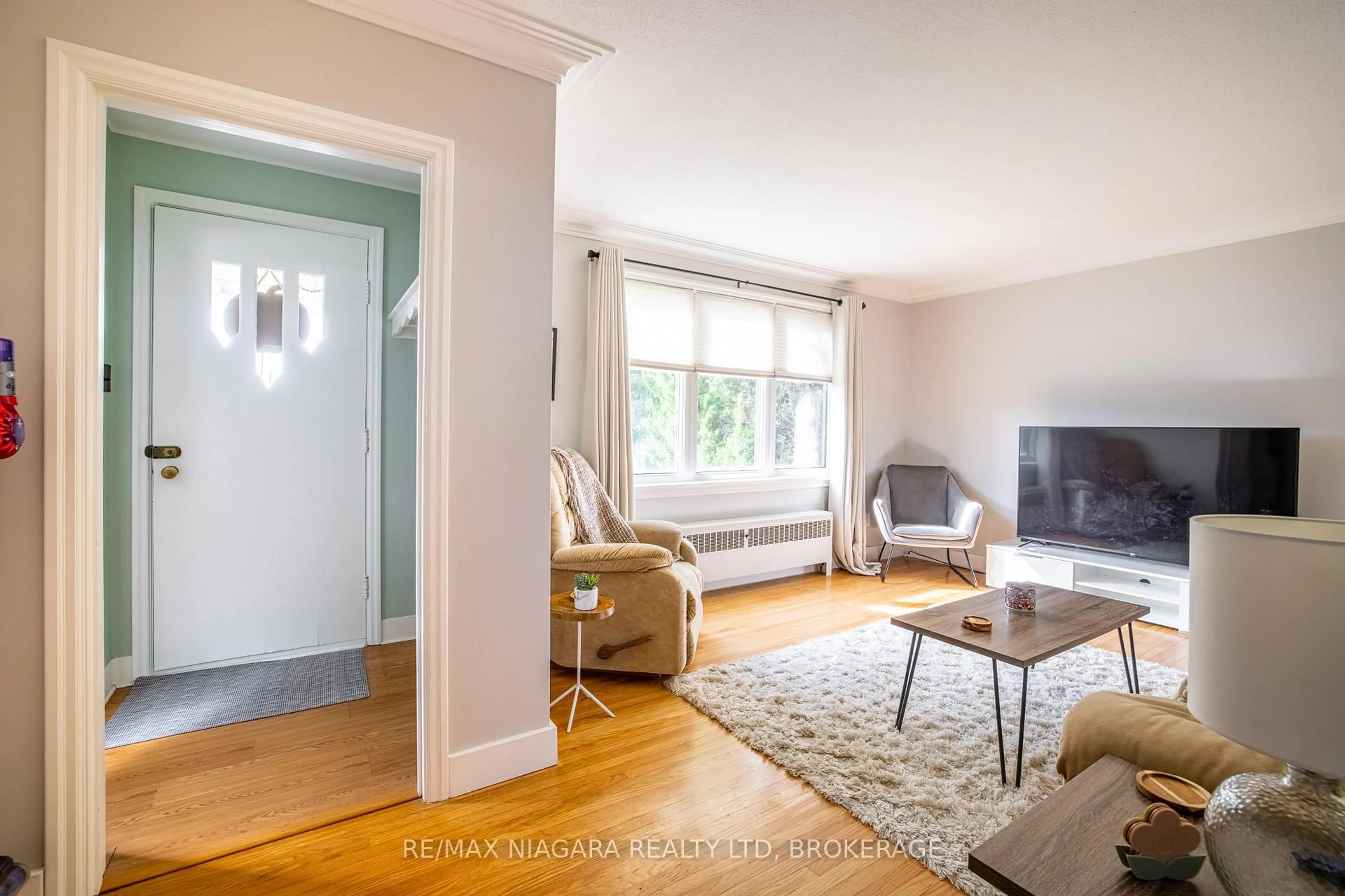 Living room with furniture, unknown for 4939 Hamilton St, Niagara Falls Ontario L2E 2V9