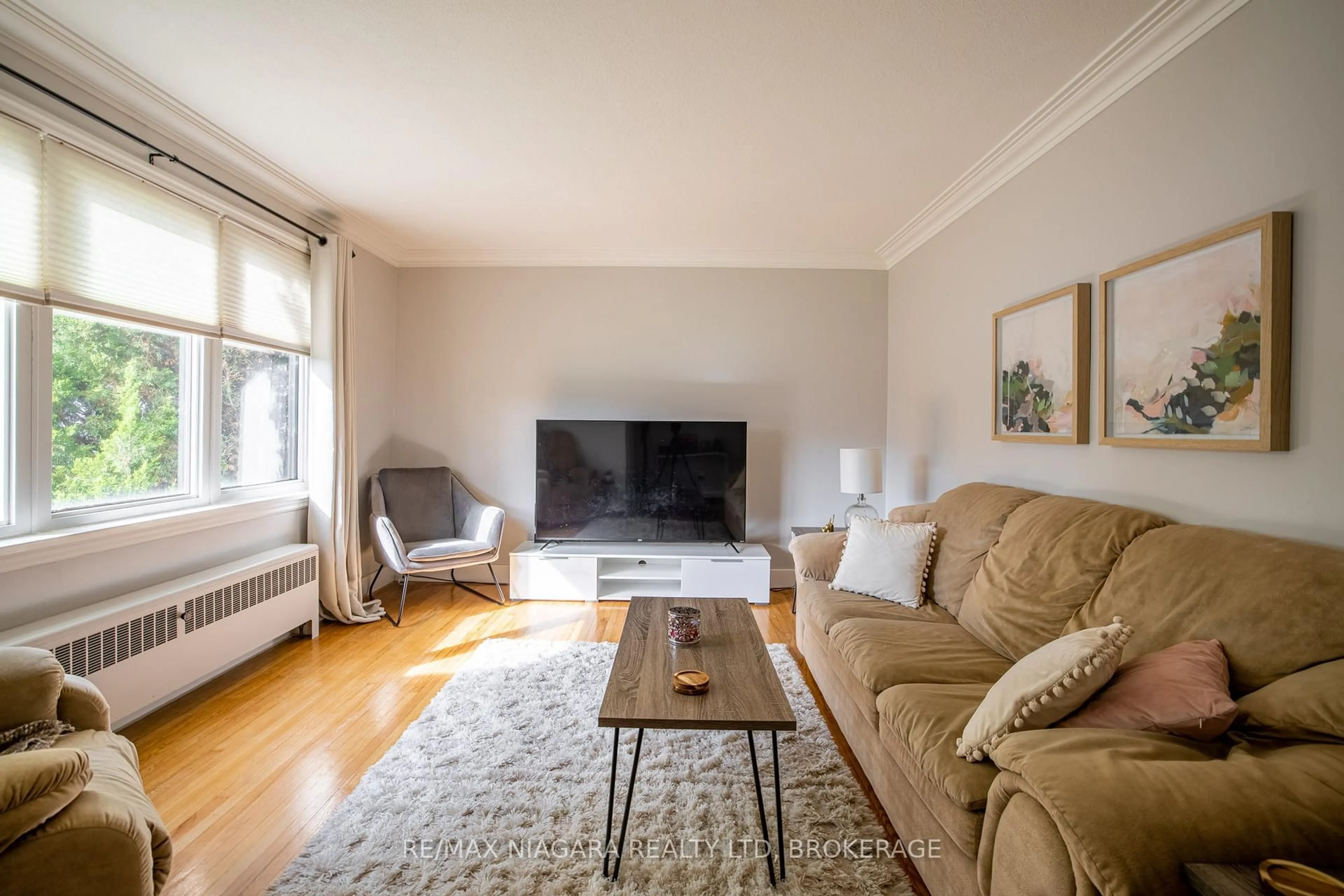 Living room with furniture, unknown for 4939 Hamilton St, Niagara Falls Ontario L2E 2V9