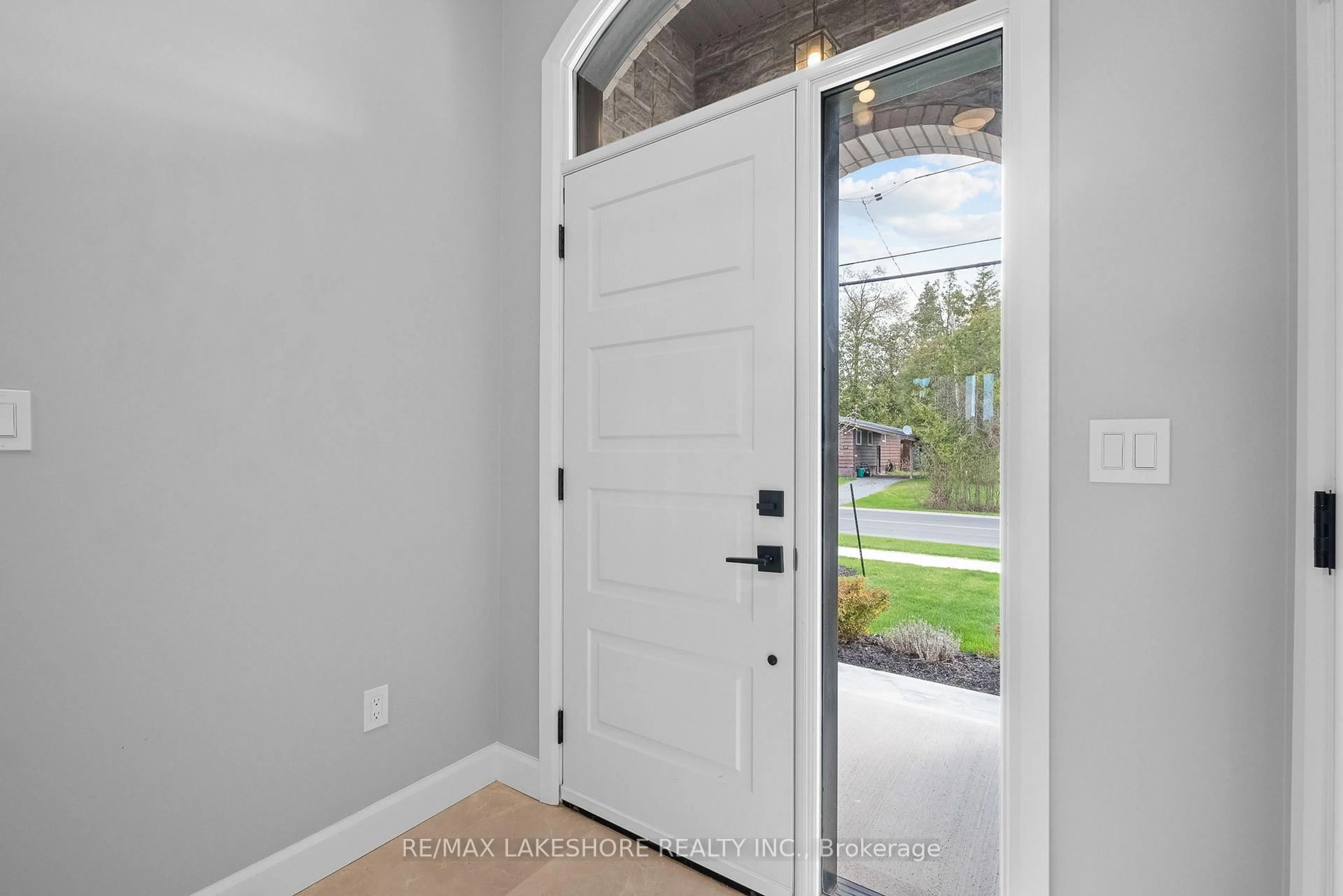 Indoor entryway for 78 Cedar St, Brighton Ontario K0K 1H0