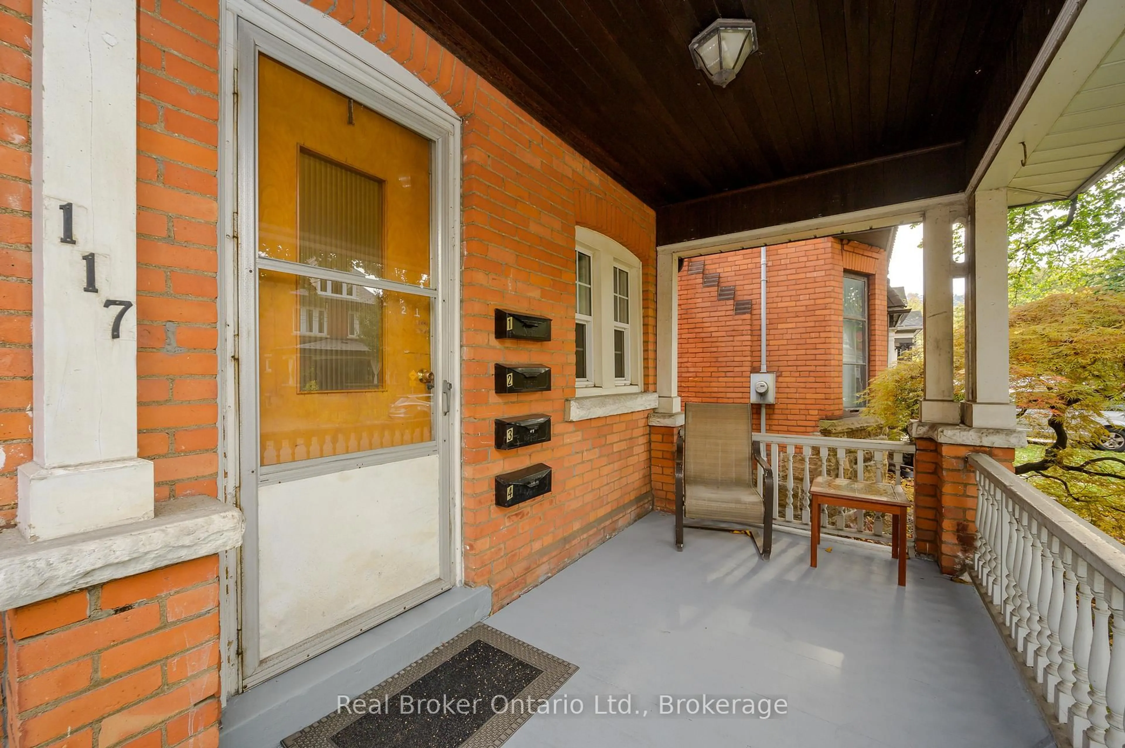 Indoor entryway for 117 Fairleigh Ave, Hamilton Ontario L8M 2K4