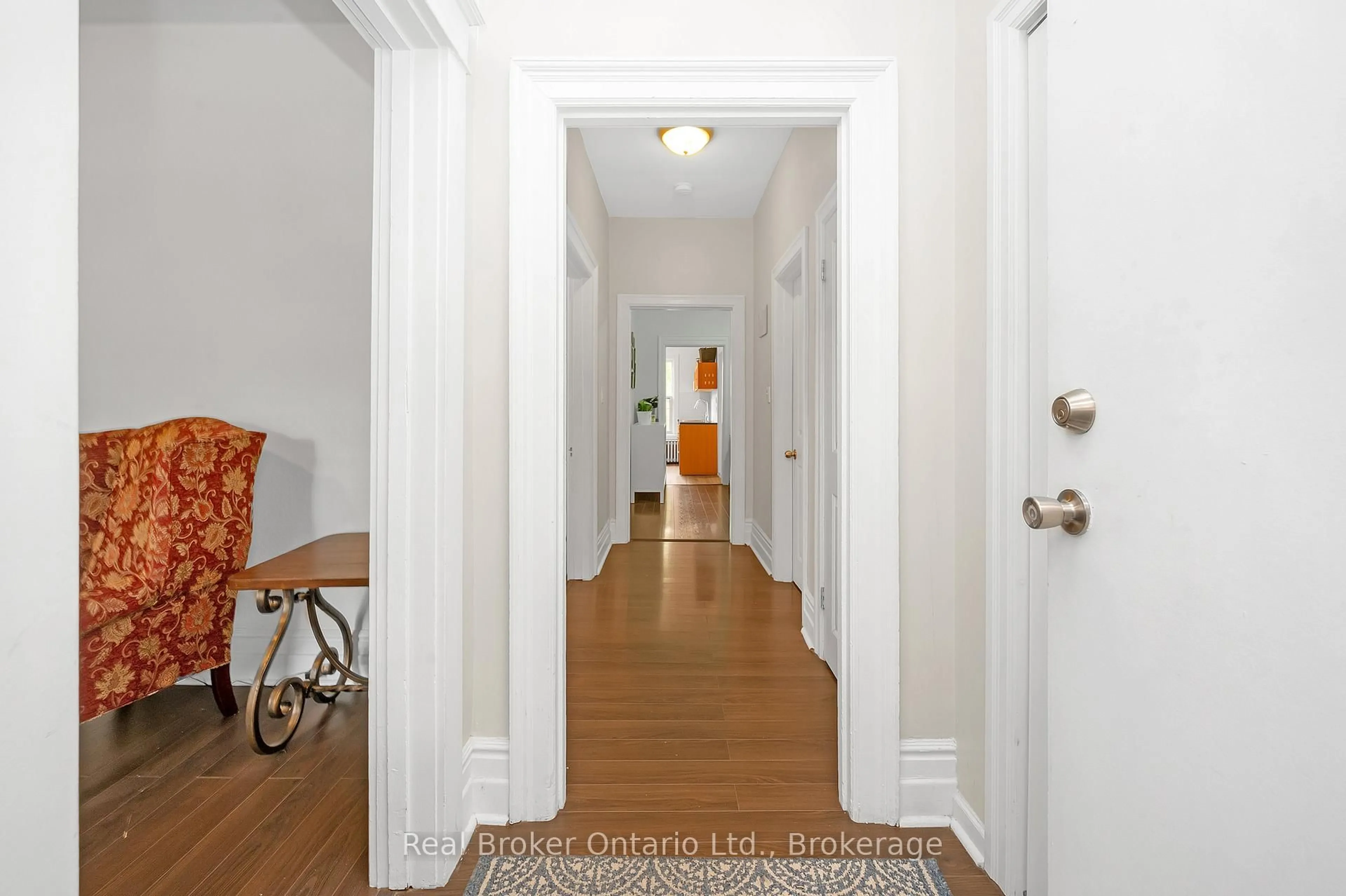 Indoor foyer for 117 Fairleigh Ave, Hamilton Ontario L8M 2K4