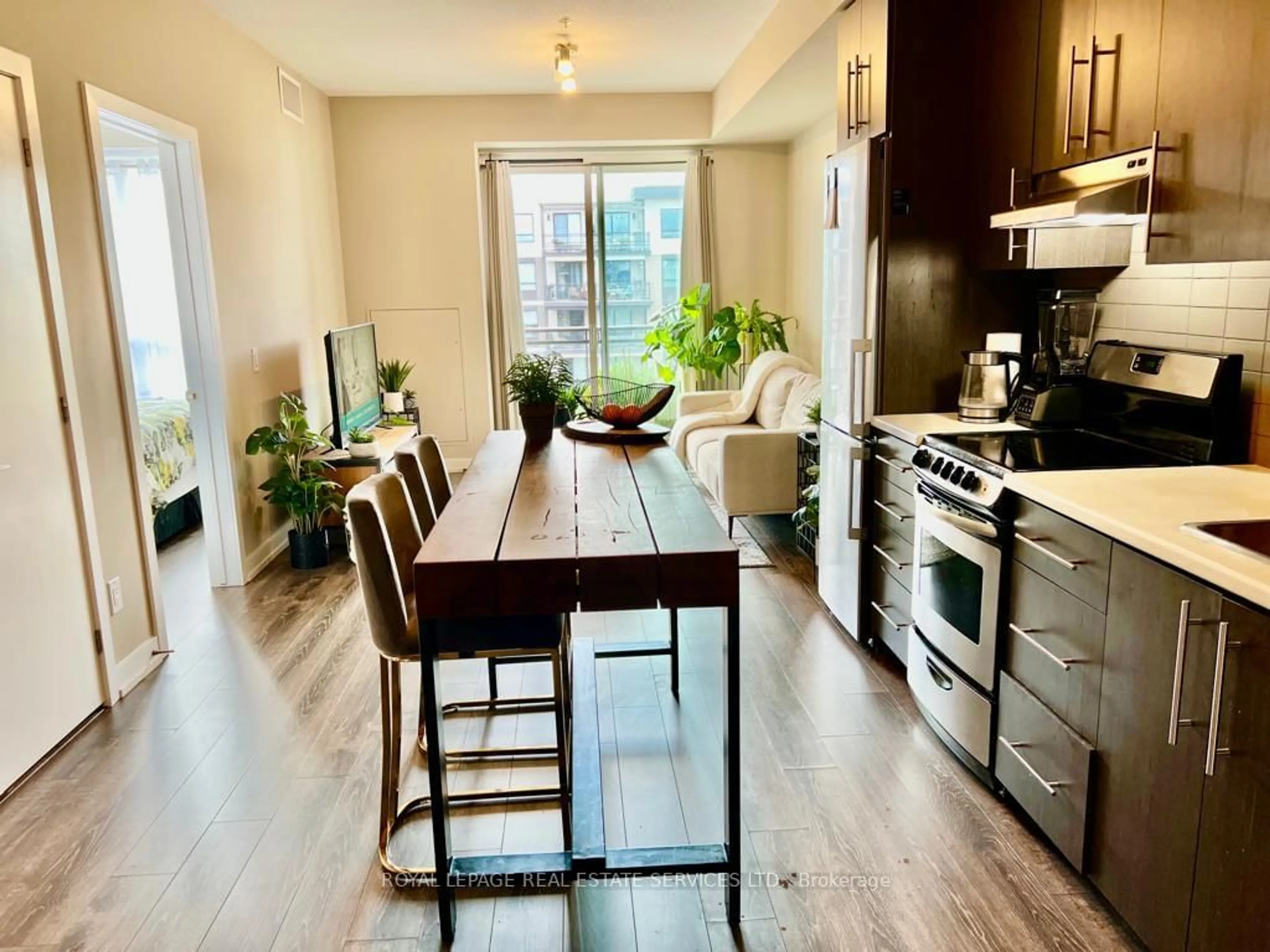 Open concept kitchen, wood/laminate floor for 10 Esplanade Lane #516, Grimsby Ontario L3M 0H1