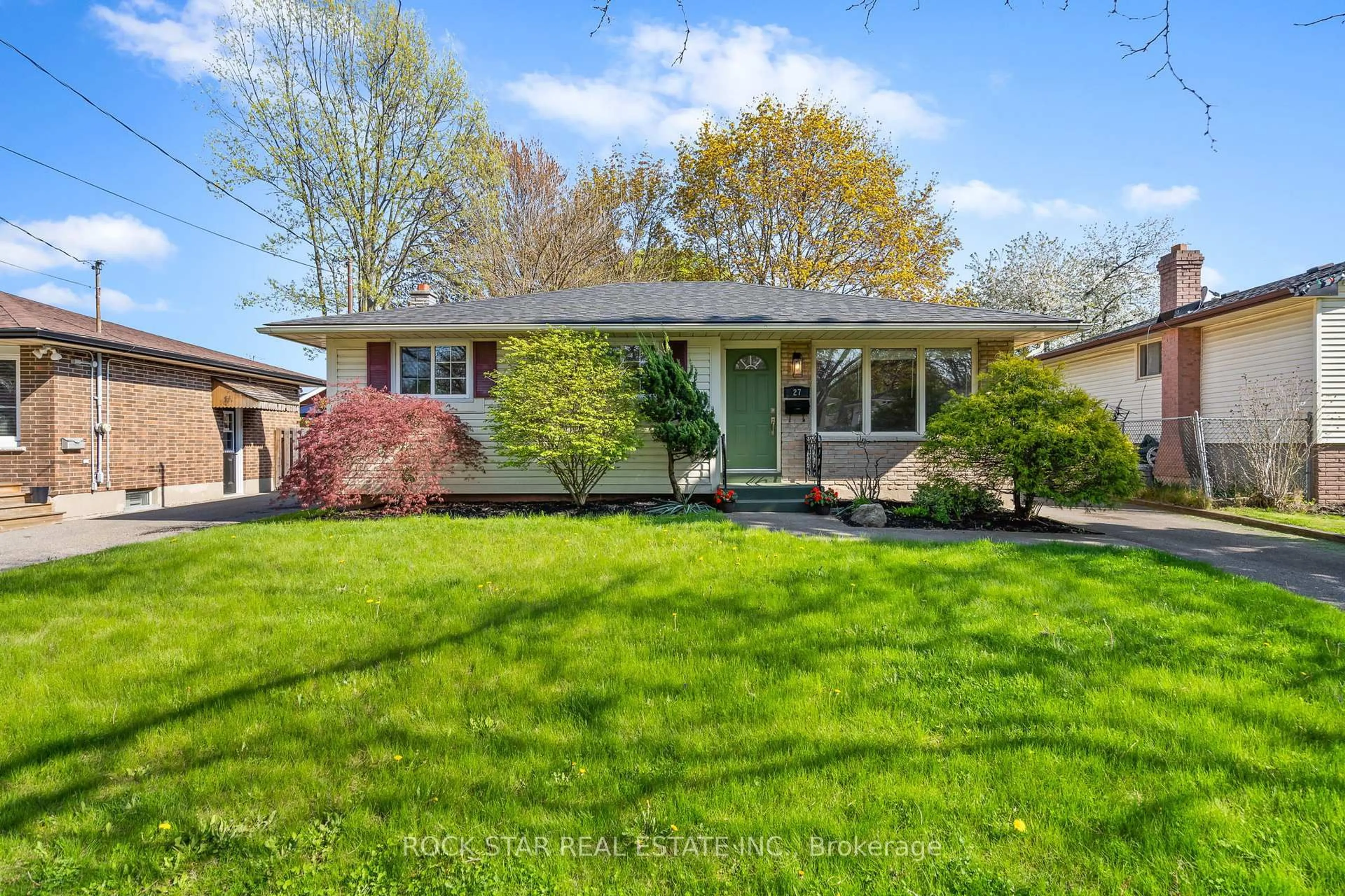 Home with vinyl exterior material, street for 27 Cindy Dr, St. Catharines Ontario L2M 6K3
