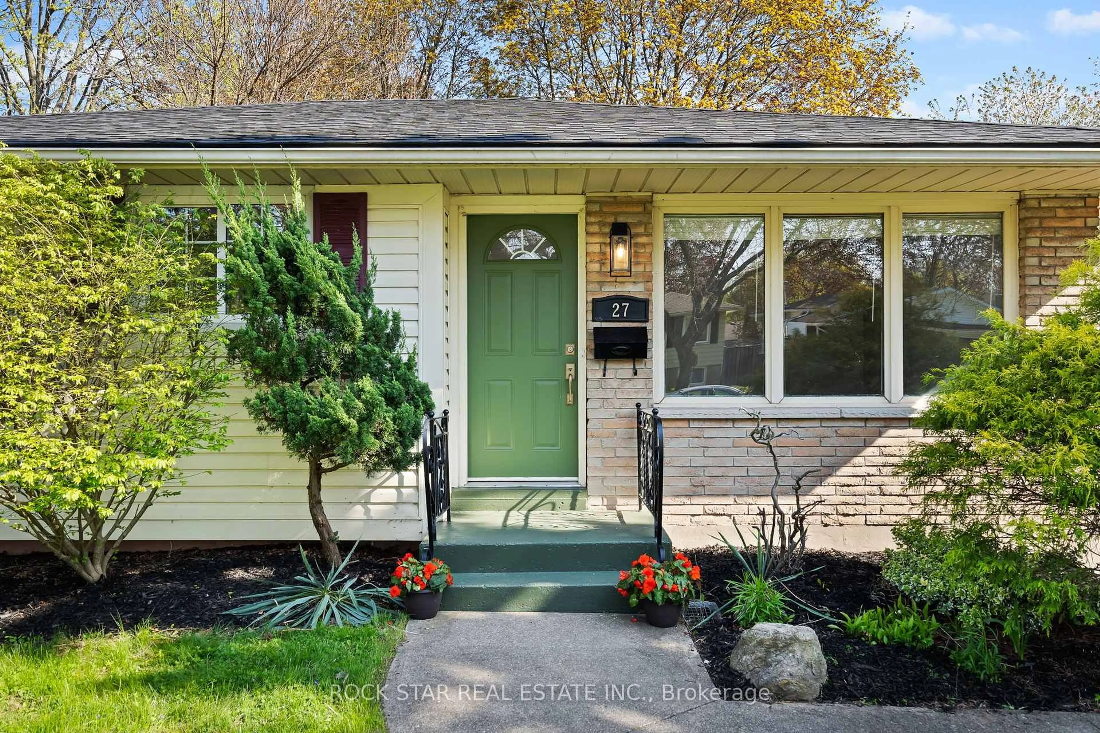 Home with vinyl exterior material, street for 27 Cindy Dr, St. Catharines Ontario L2M 6K3
