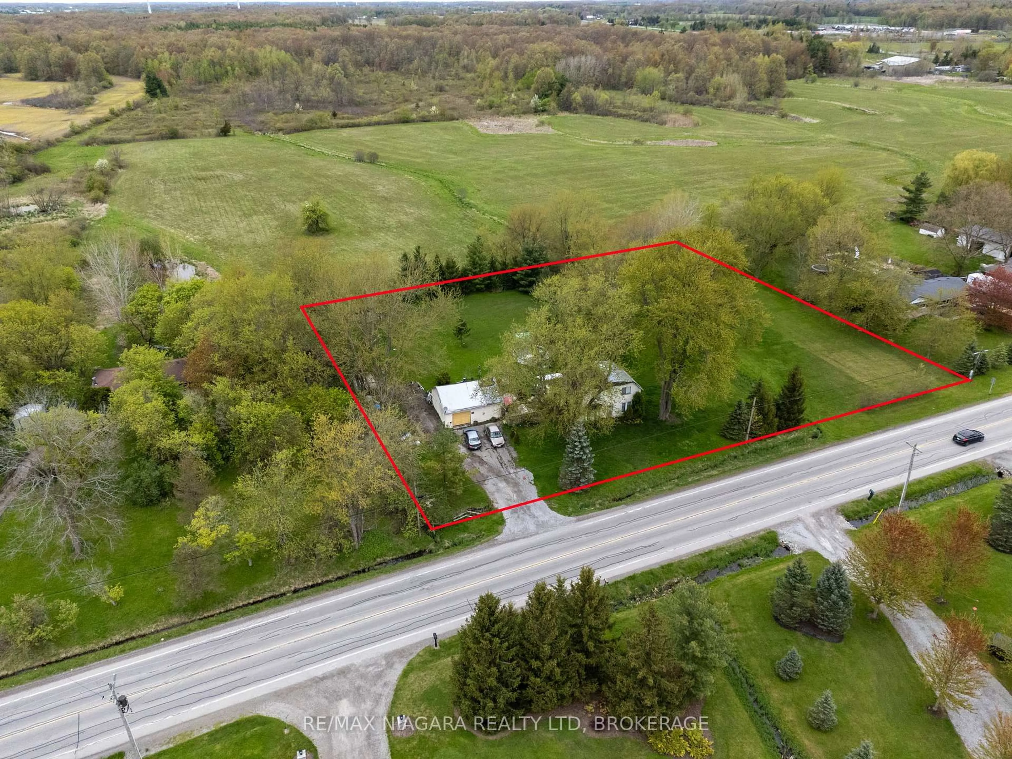 A pic from outside/outdoor area/front of a property/back of a property/a pic from drone, street for 3507 Canboro Rd, West Lincoln Ontario L0S 1C0
