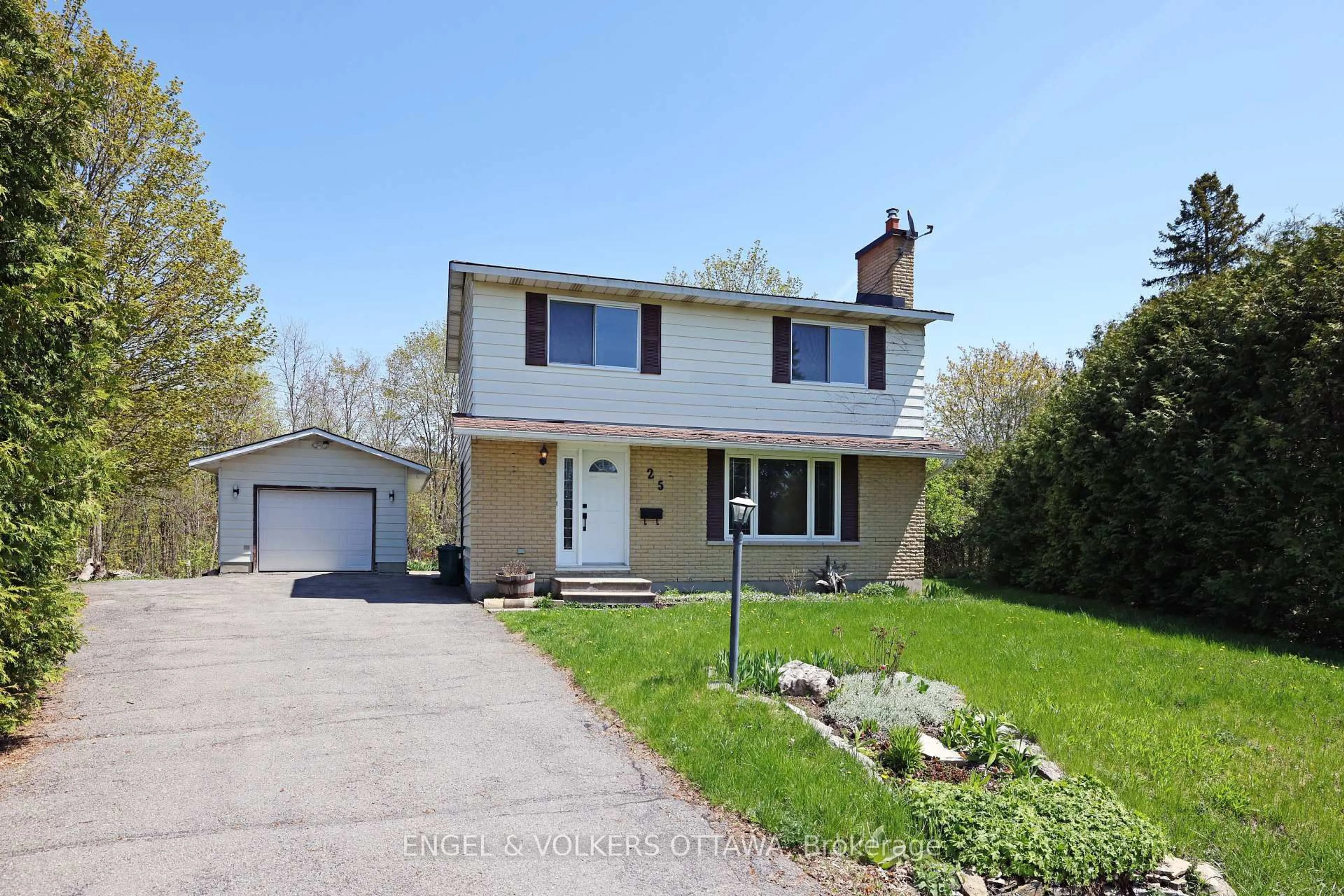 Home with vinyl exterior material, street for 25 COLDSTREAM Dr, Munster Ontario K0A 3P0