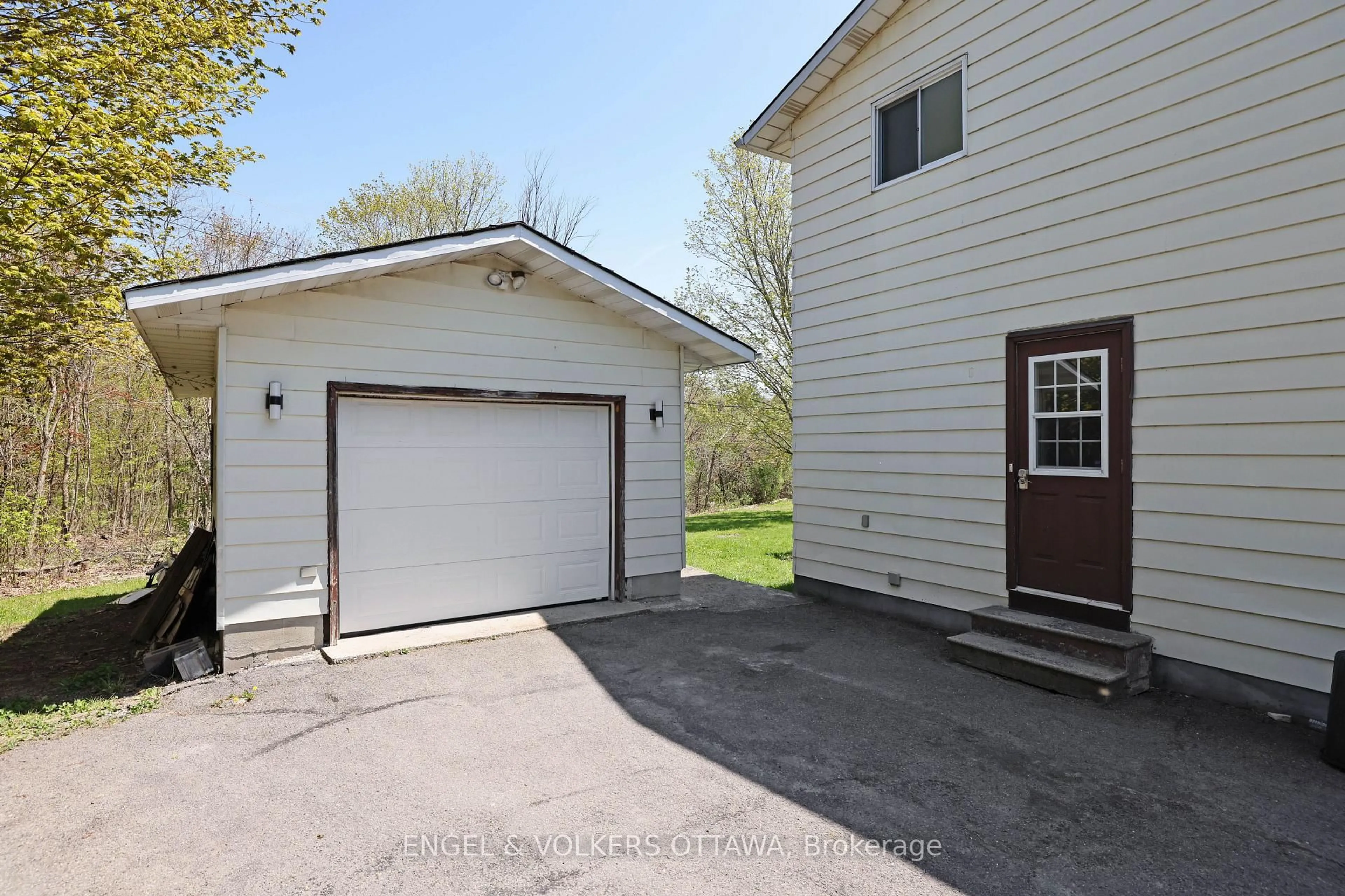 Indoor garage for 25 COLDSTREAM Dr, Munster Ontario K0A 3P0