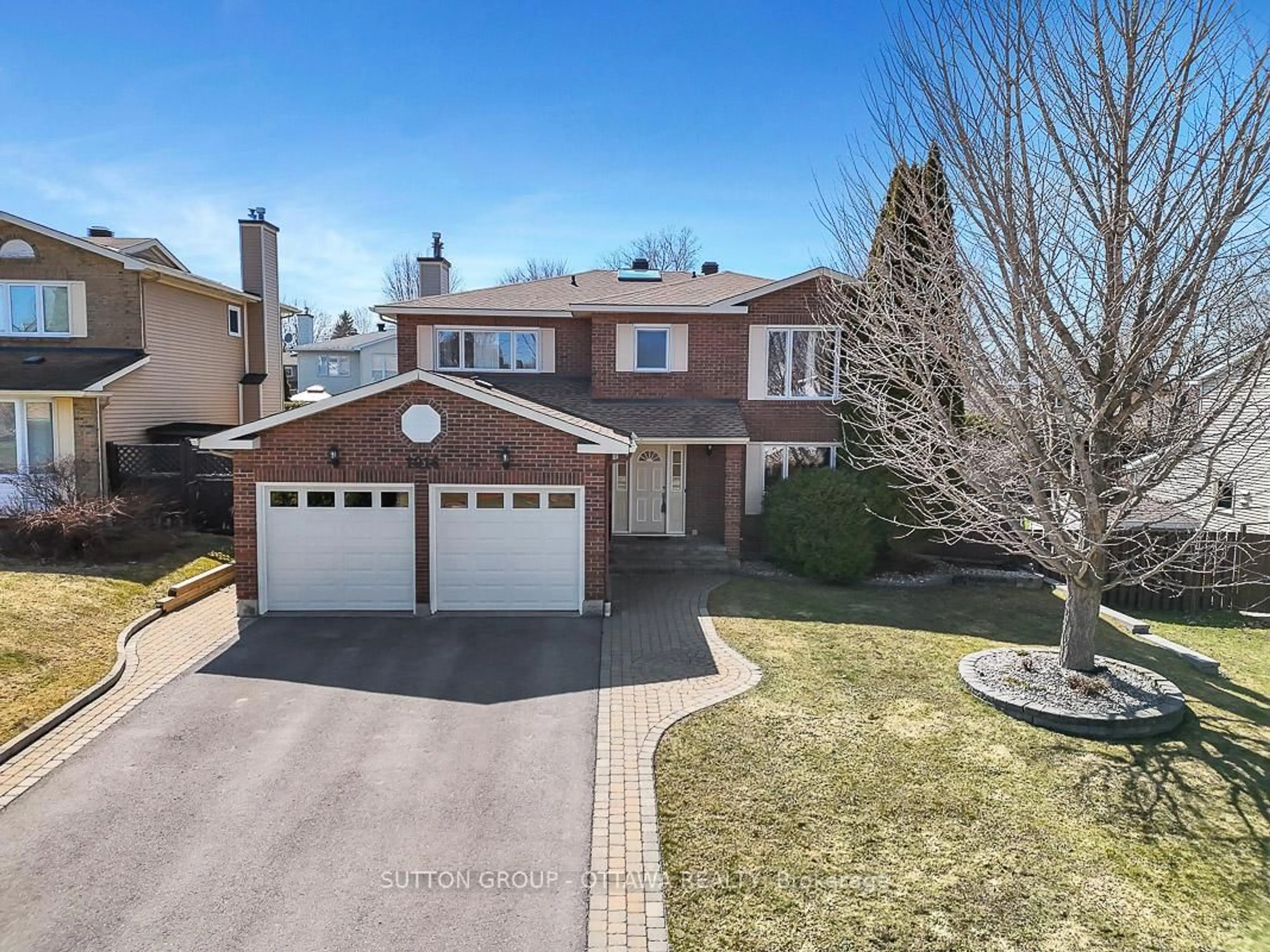 A pic from outside/outdoor area/front of a property/back of a property/a pic from drone, street for 1016 Deauville Cres, Orleans Ontario K1C 5M6