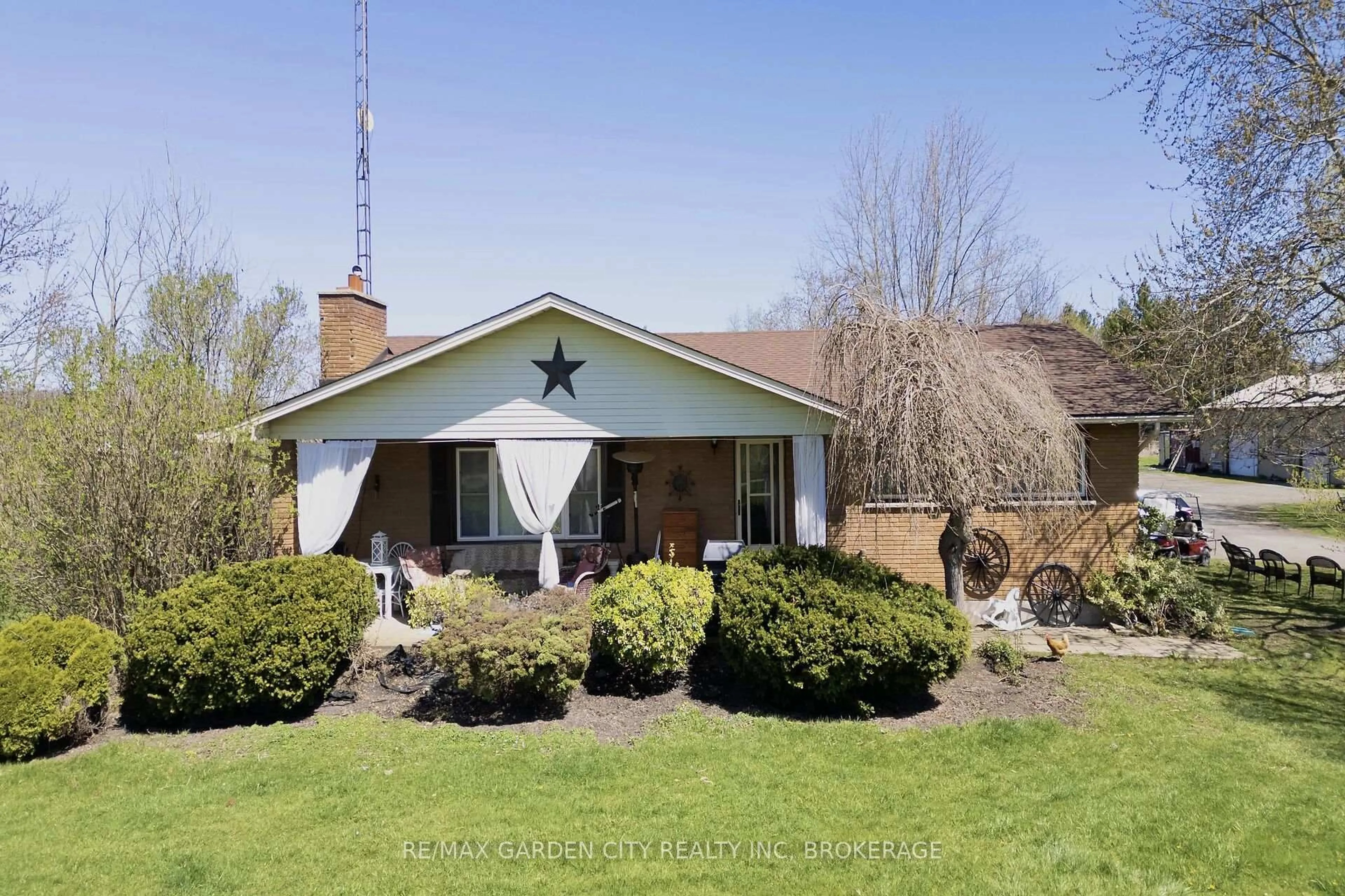 A pic from outside/outdoor area/front of a property/back of a property/a pic from drone, unknown for 6467 SAUER Rd, Niagara Falls Ontario L3B 5N4