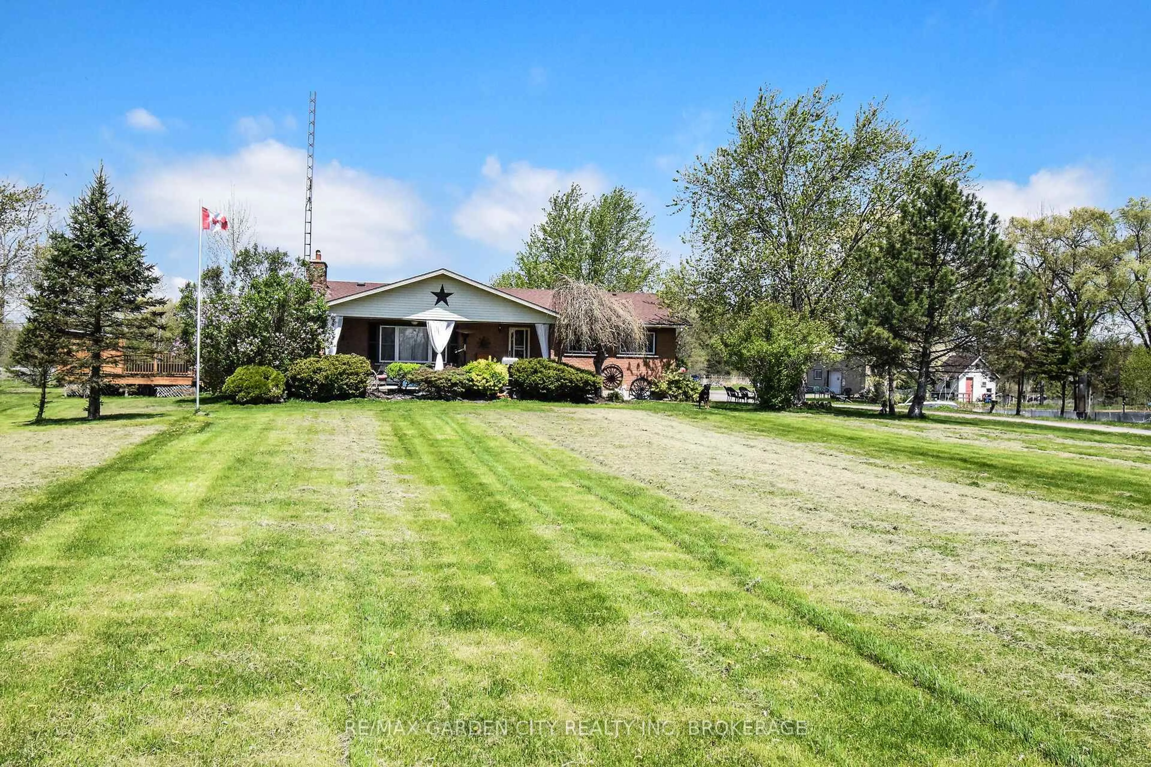 A pic from outside/outdoor area/front of a property/back of a property/a pic from drone, unknown for 6467 SAUER Rd, Niagara Falls Ontario L3B 5N4