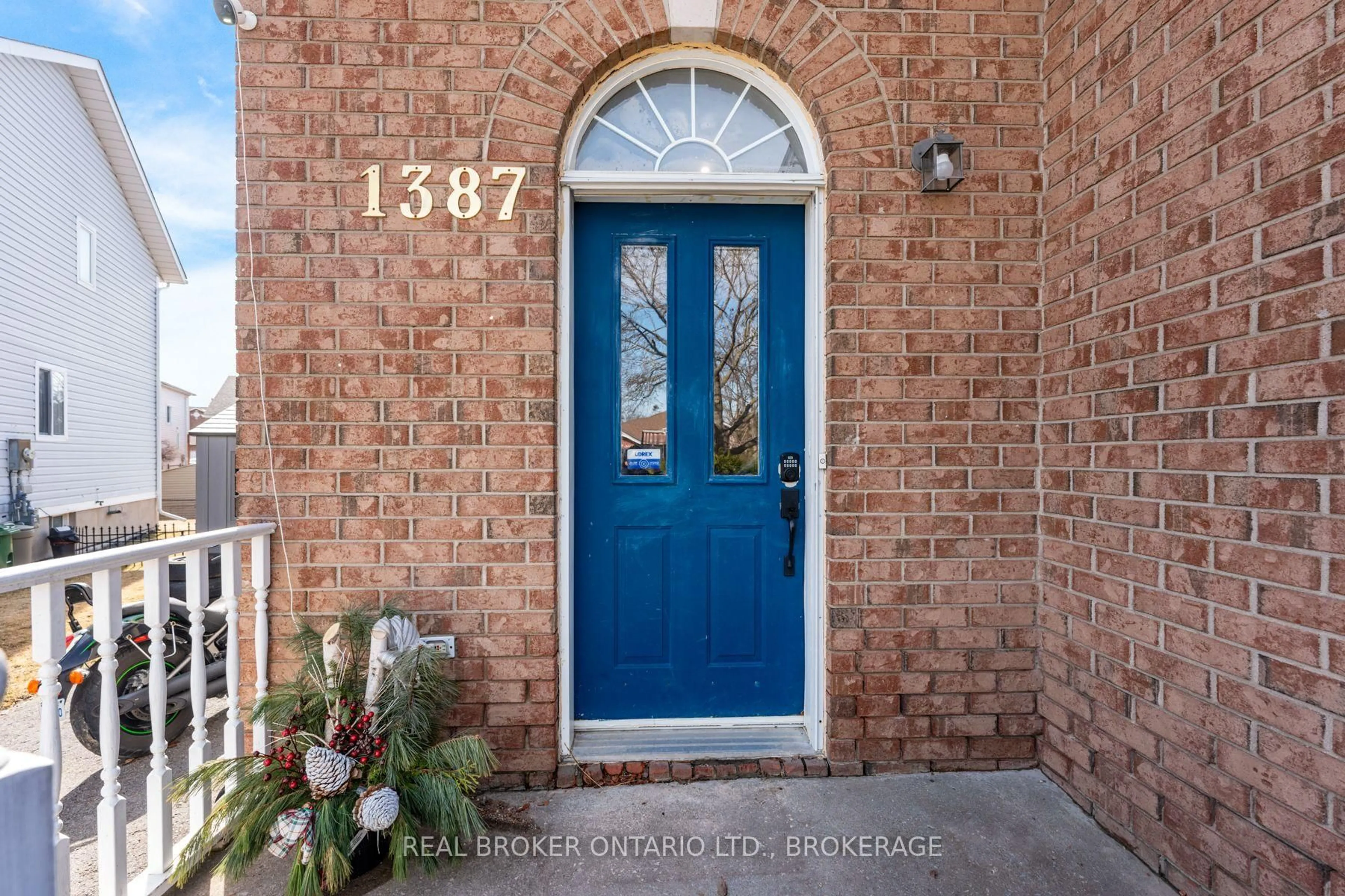 Indoor entryway for 1387 Brackenwood Cres, Kingston Ontario K7P 2W4