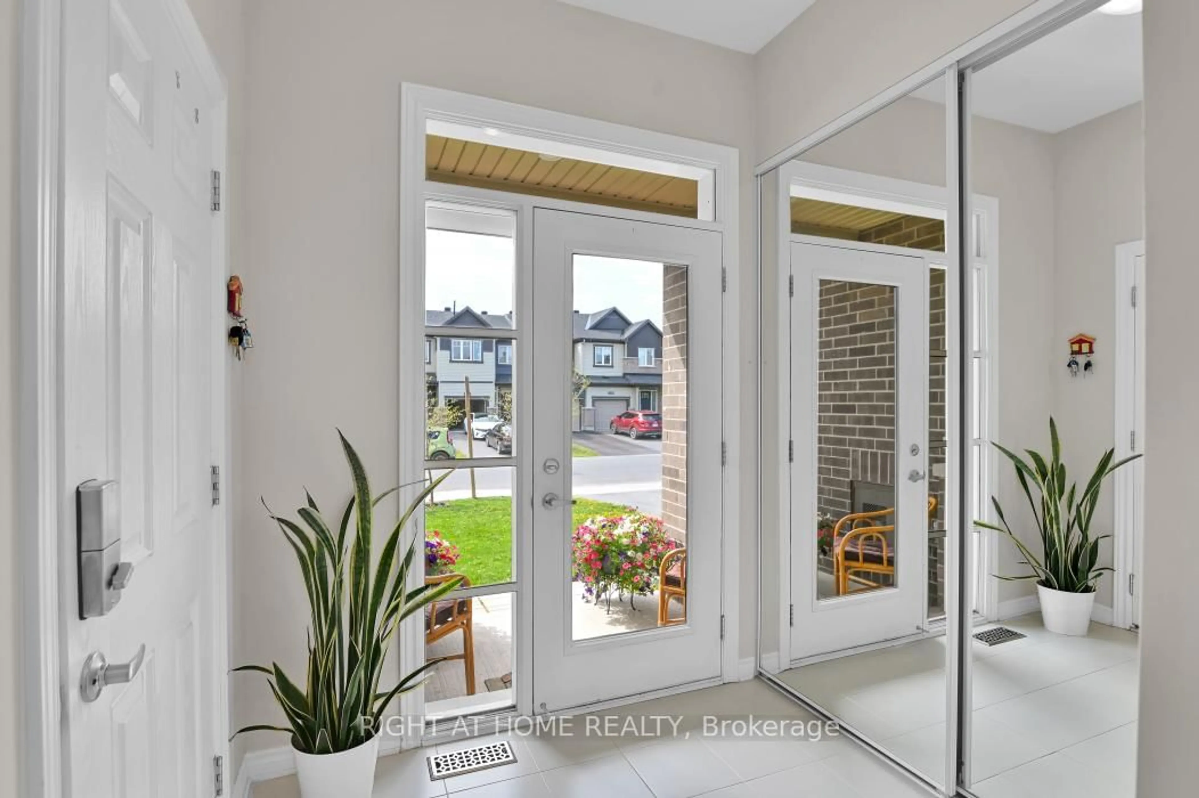 Indoor entryway for 166 Gardenpost Terr, Orleans Ontario K4A 5G8