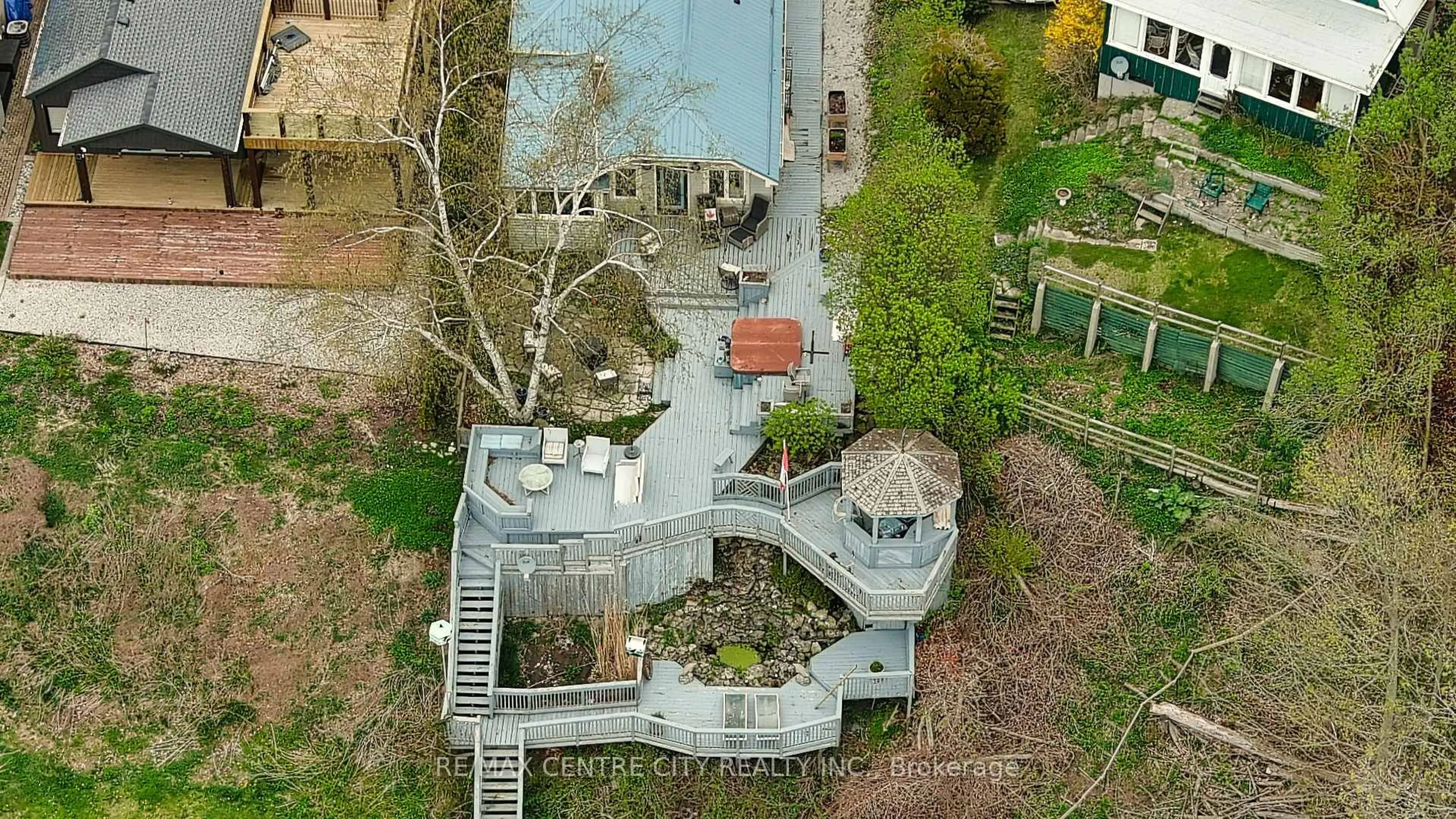 A pic from outside/outdoor area/front of a property/back of a property/a pic from drone, building for 490 LOWER SPRING St, Central Elgin Ontario N5L 1G6