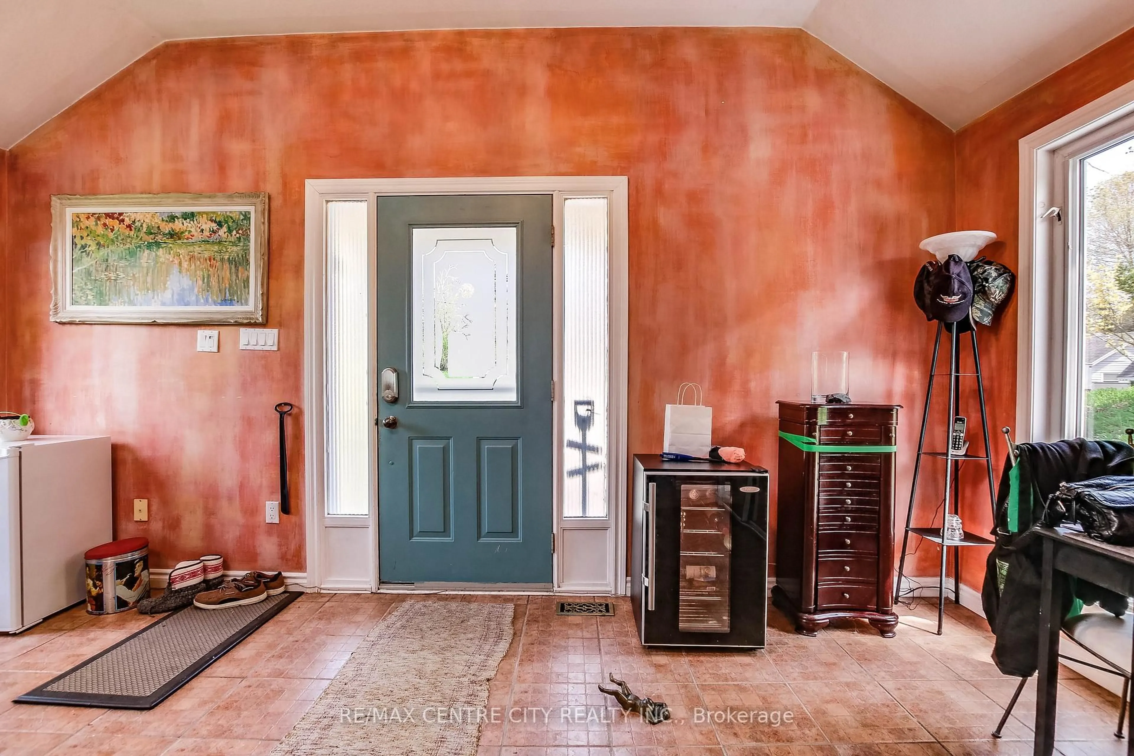 Indoor entryway for 490 LOWER SPRING St, Central Elgin Ontario N5L 1G6