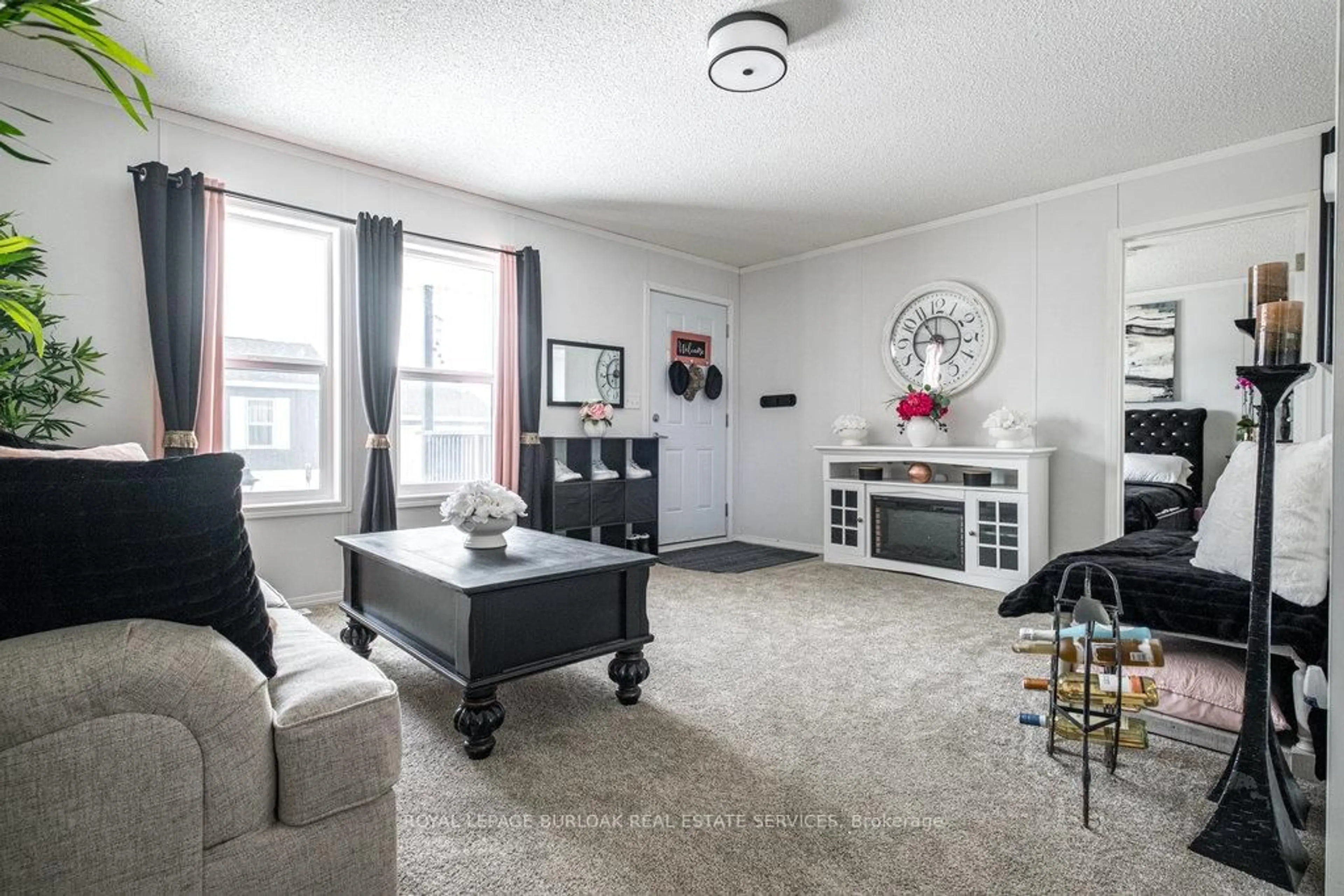 Living room with furniture, carpet floor for 29 Hickory Hllw, Haldimand Ontario N0A 1L0