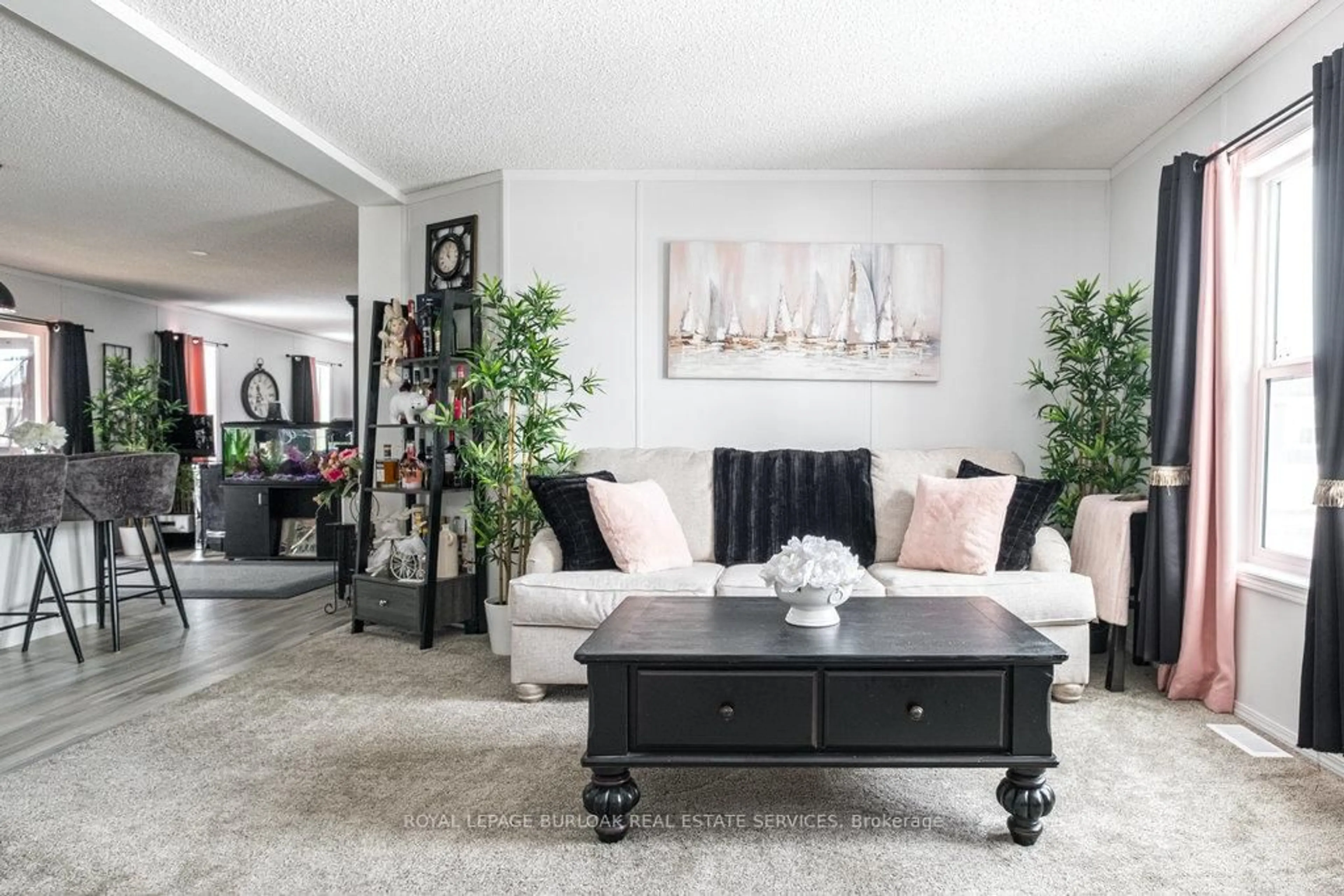 Living room with furniture, unknown for 29 Hickory Hllw, Haldimand Ontario N0A 1L0