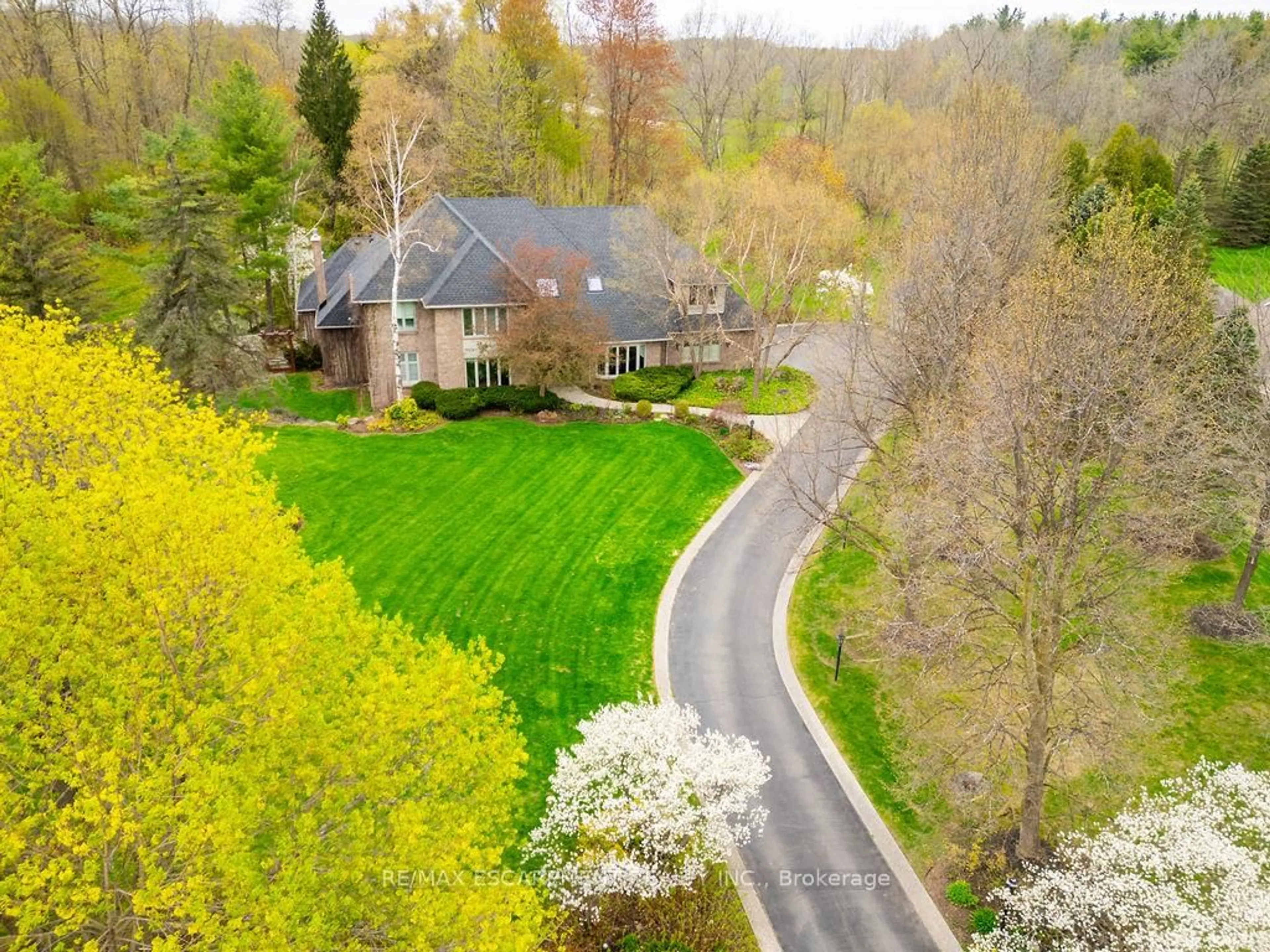 A pic from outside/outdoor area/front of a property/back of a property/a pic from drone, unknown for 27 Blackberry Pl, Hamilton Ontario L0R 1H2
