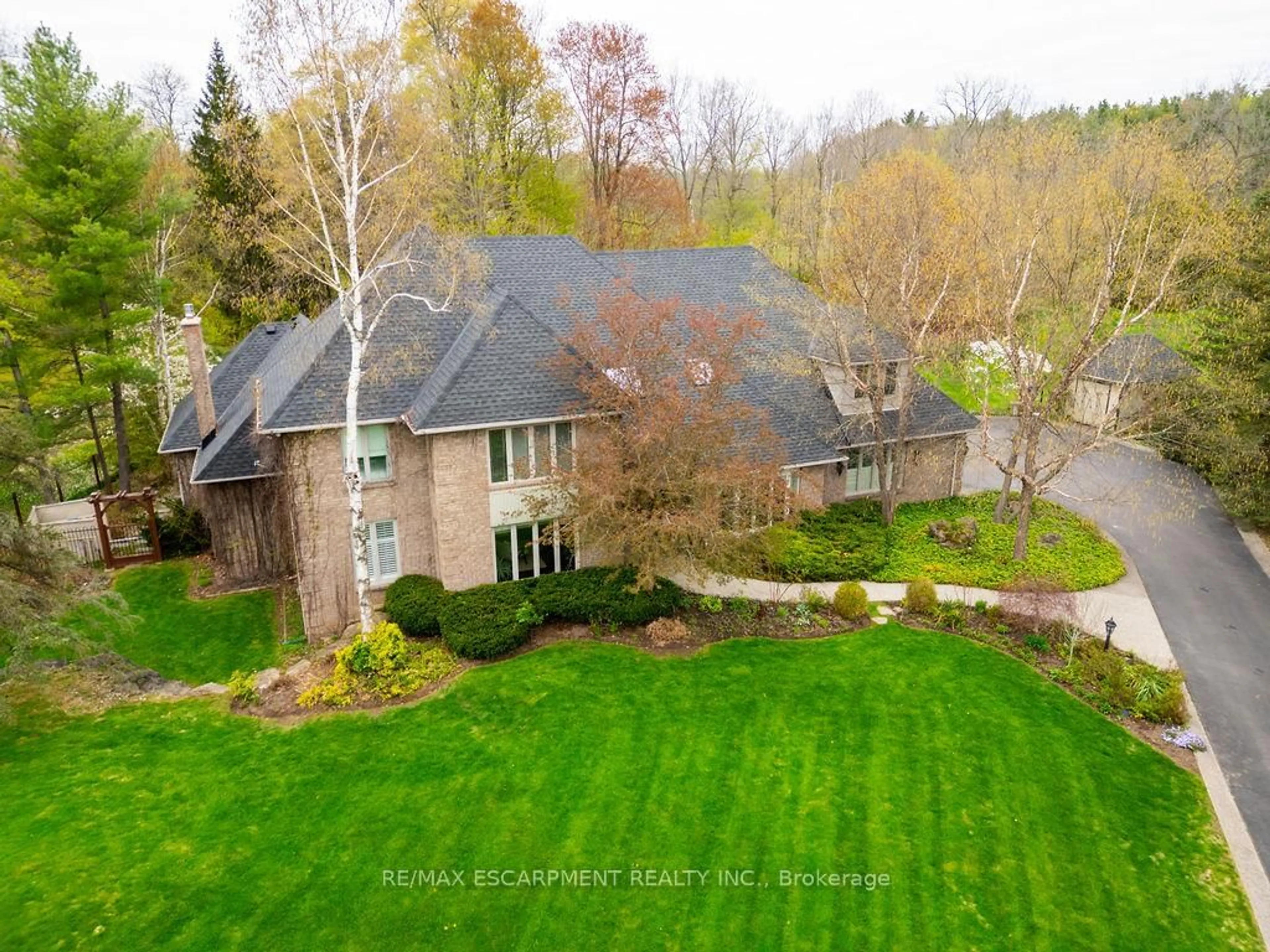 A pic from outside/outdoor area/front of a property/back of a property/a pic from drone, water/lake/river/ocean view for 27 Blackberry Pl, Hamilton Ontario L0R 1H2