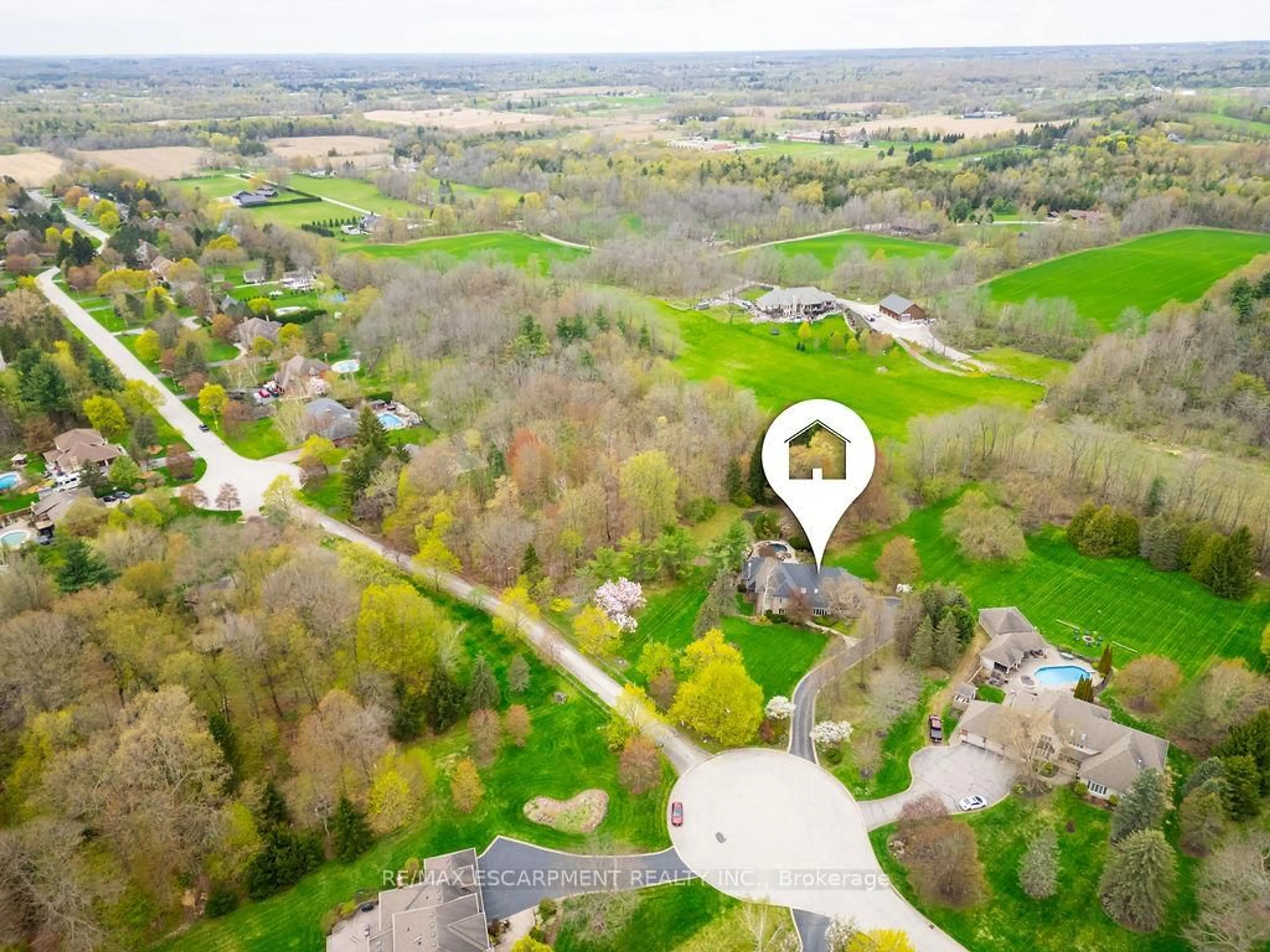 A pic from outside/outdoor area/front of a property/back of a property/a pic from drone, unknown for 27 Blackberry Pl, Hamilton Ontario L0R 1H2