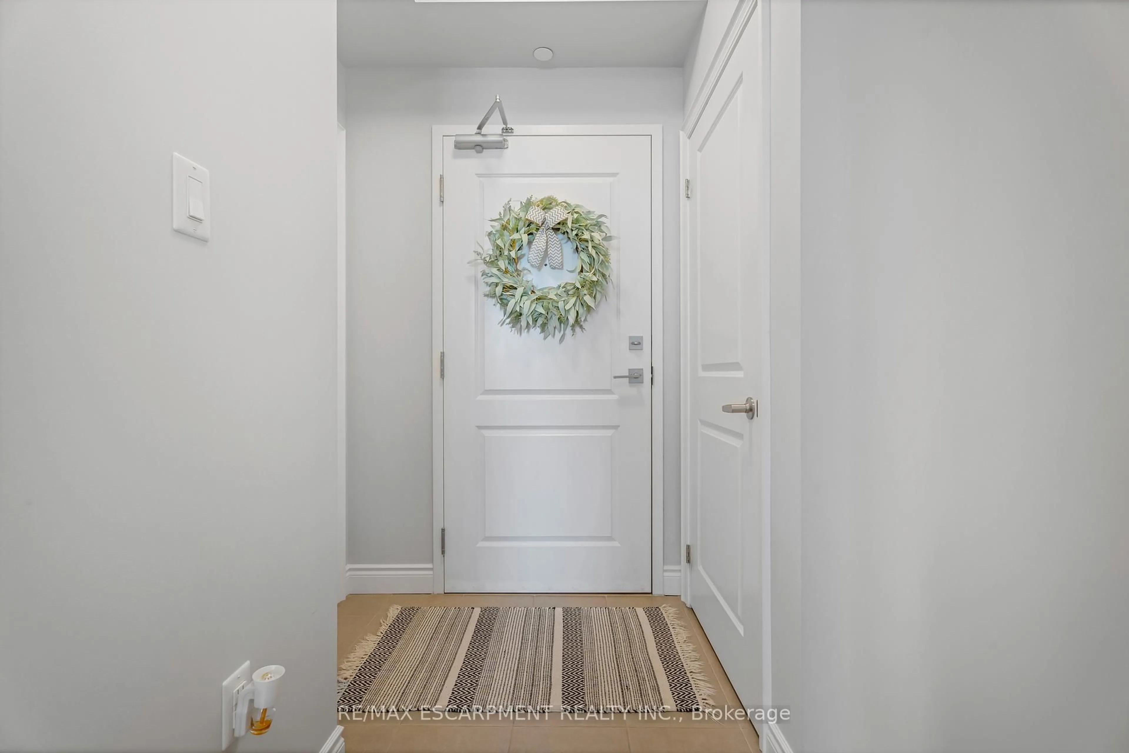 Indoor entryway for 101 Shoreview Pl #239, Hamilton Ontario L8E 0K2