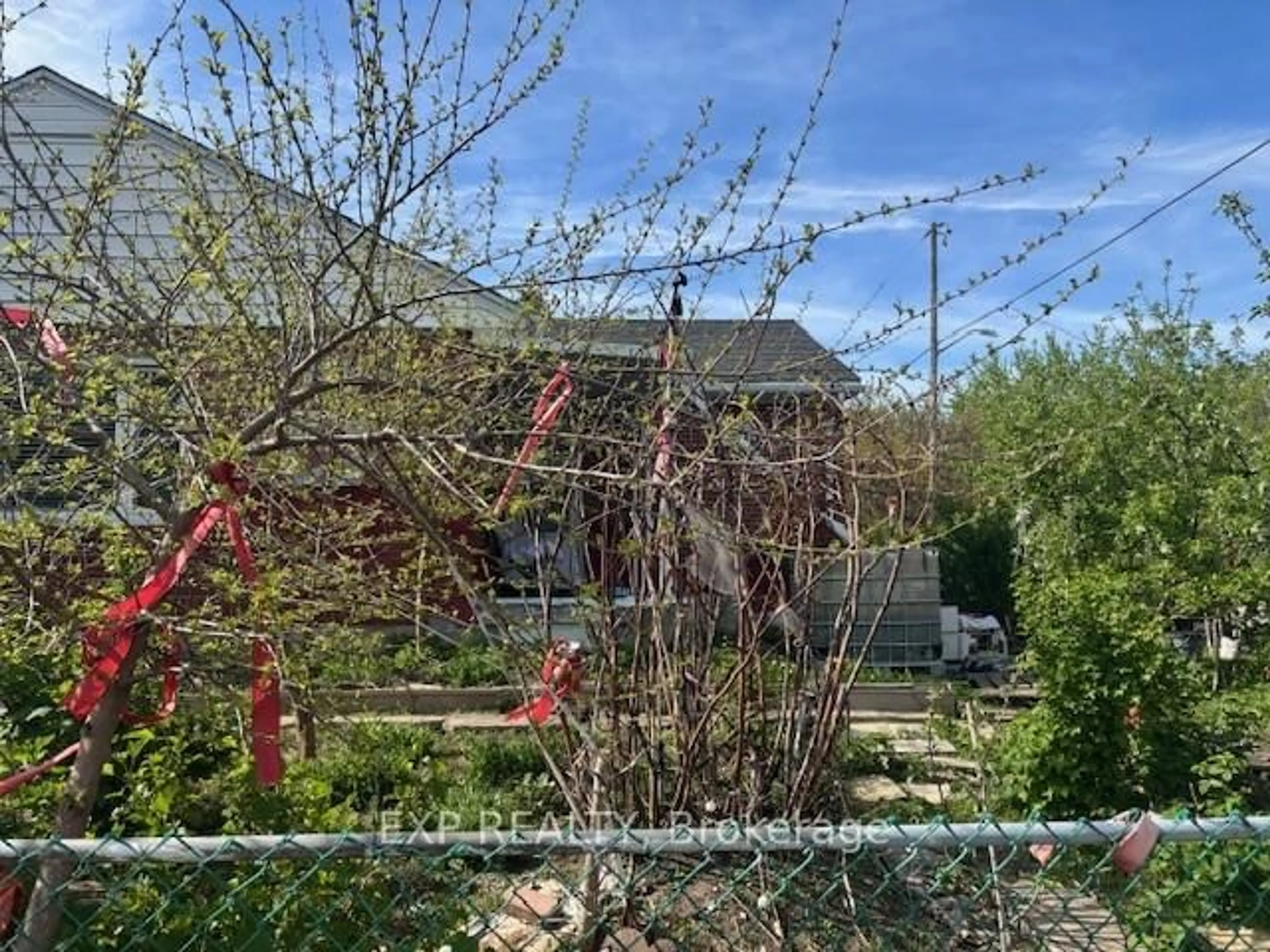 A pic from outside/outdoor area/front of a property/back of a property/a pic from drone, street for 756 Cheapside St, London East Ontario N5Y 3Y7