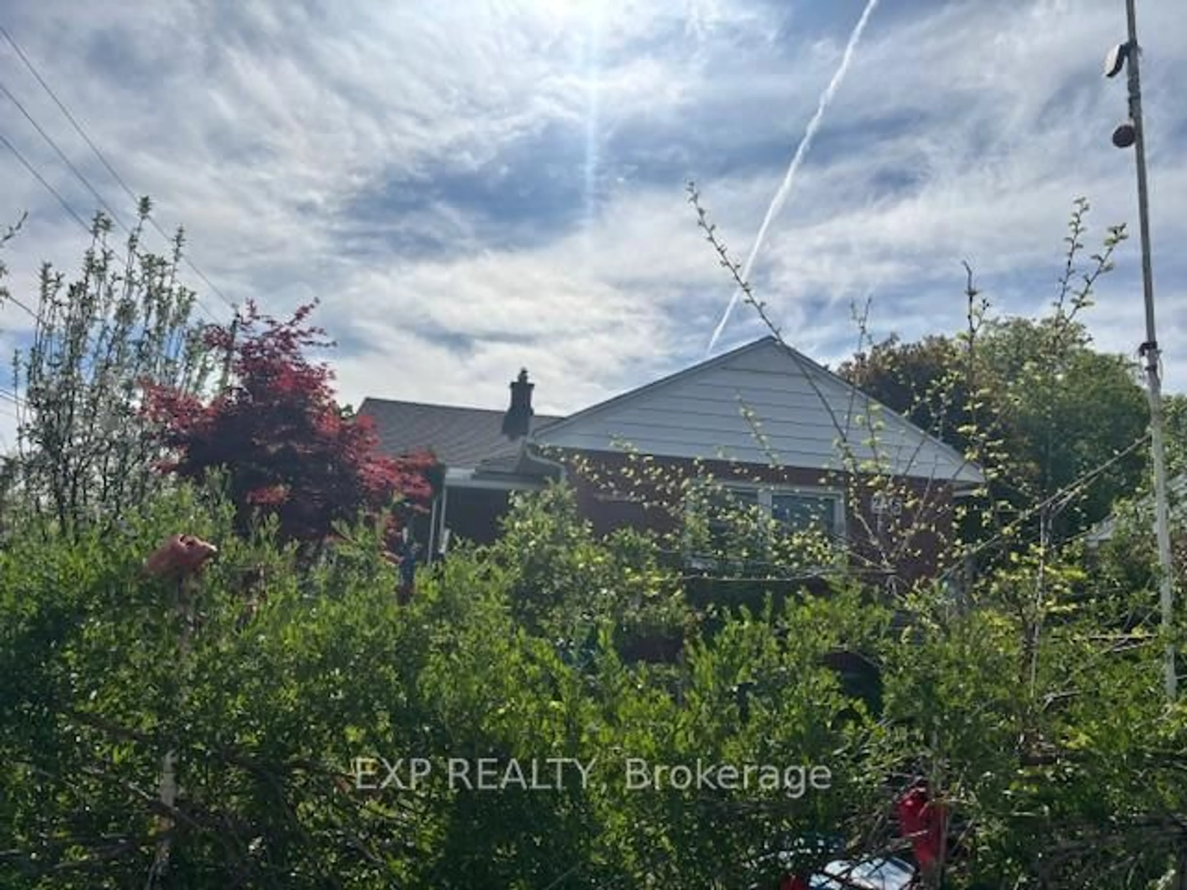 A pic from outside/outdoor area/front of a property/back of a property/a pic from drone, unknown for 756 Cheapside St, London East Ontario N5Y 3Y7