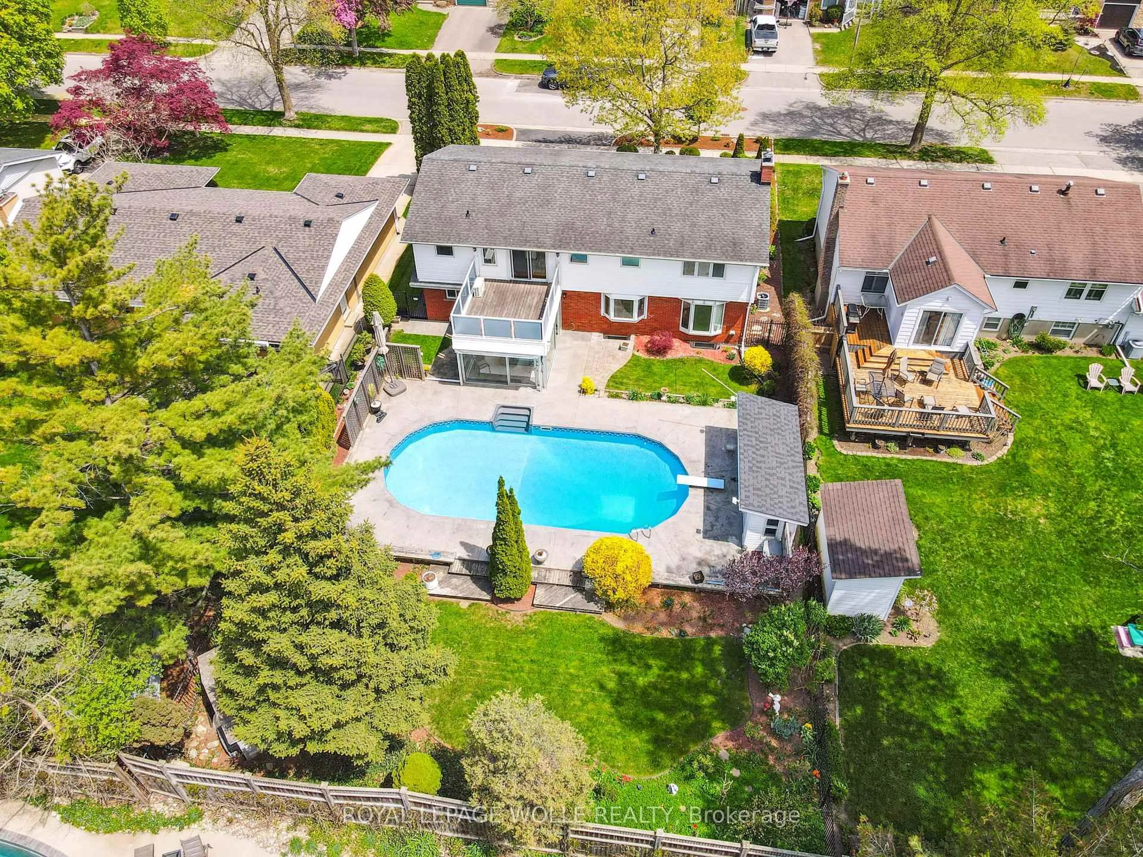 A pic from outside/outdoor area/front of a property/back of a property/a pic from drone, street for 22 Eastwood Dr, Kitchener Ontario N2A 1Z9