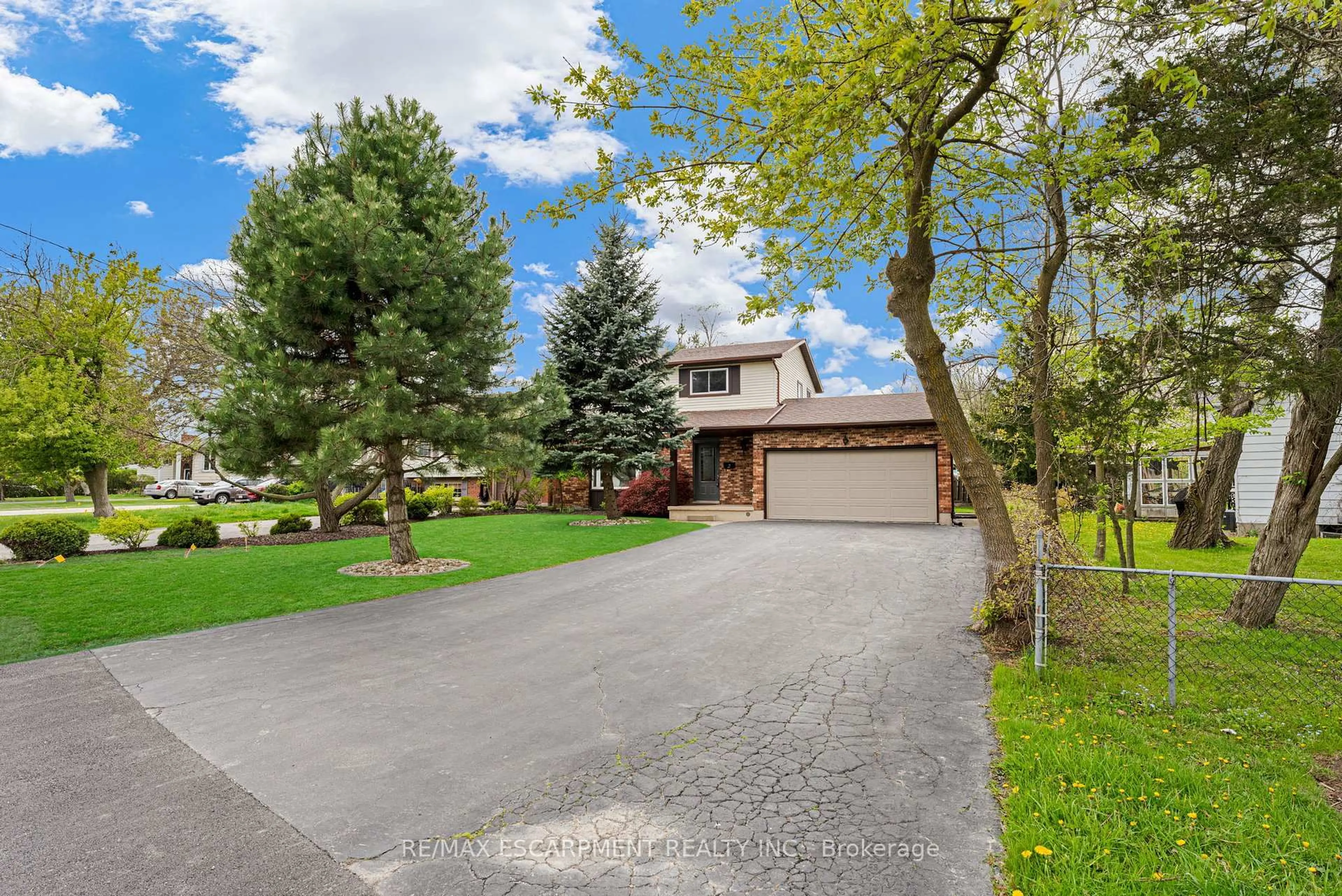 A pic from outside/outdoor area/front of a property/back of a property/a pic from drone, street for 2 Barbara St, West Lincoln Ontario L0R 2A0
