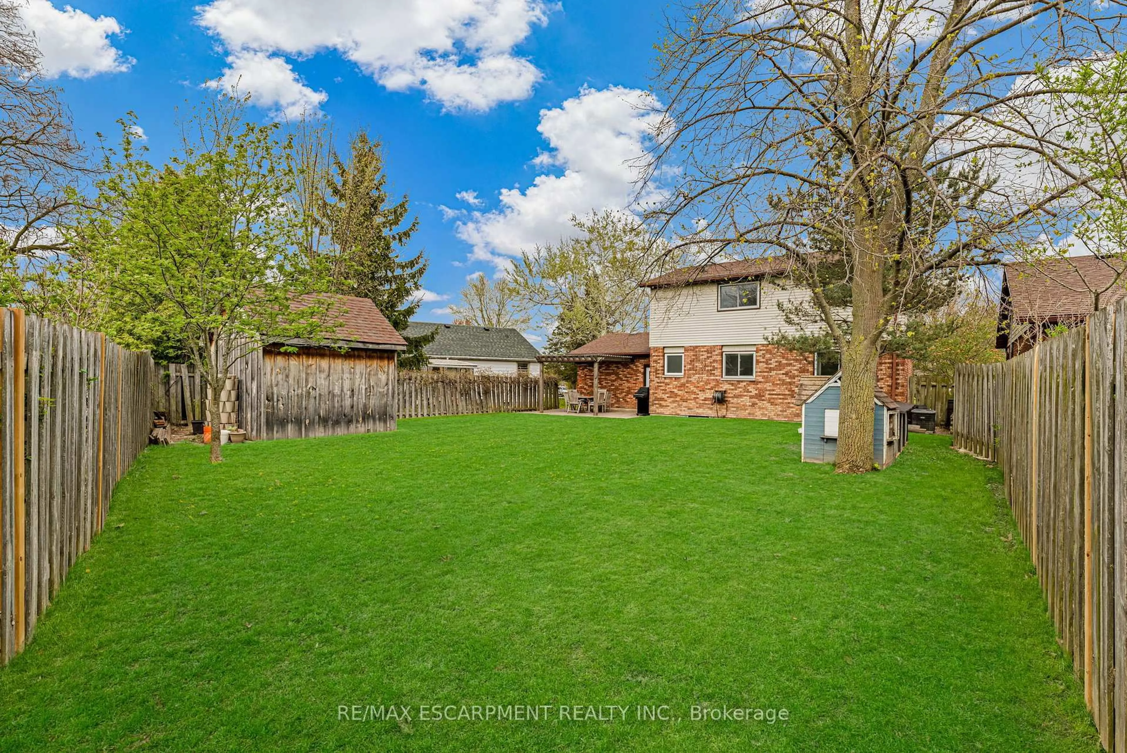 A pic from outside/outdoor area/front of a property/back of a property/a pic from drone, unknown for 2 Barbara St, West Lincoln Ontario L0R 2A0
