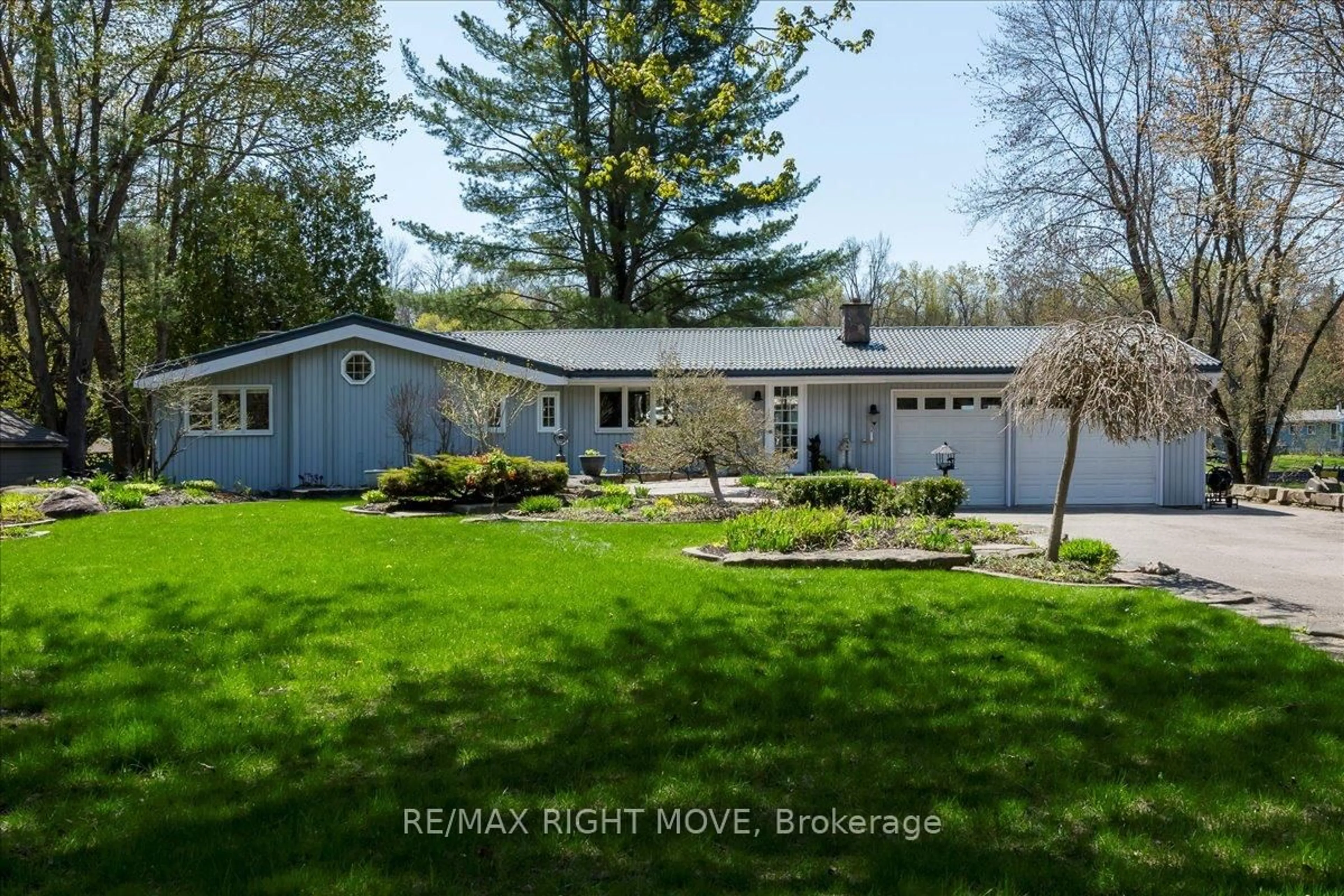 A pic from outside/outdoor area/front of a property/back of a property/a pic from drone, street for 1092 Cowbell Lane, Gravenhurst Ontario P0E 1N0
