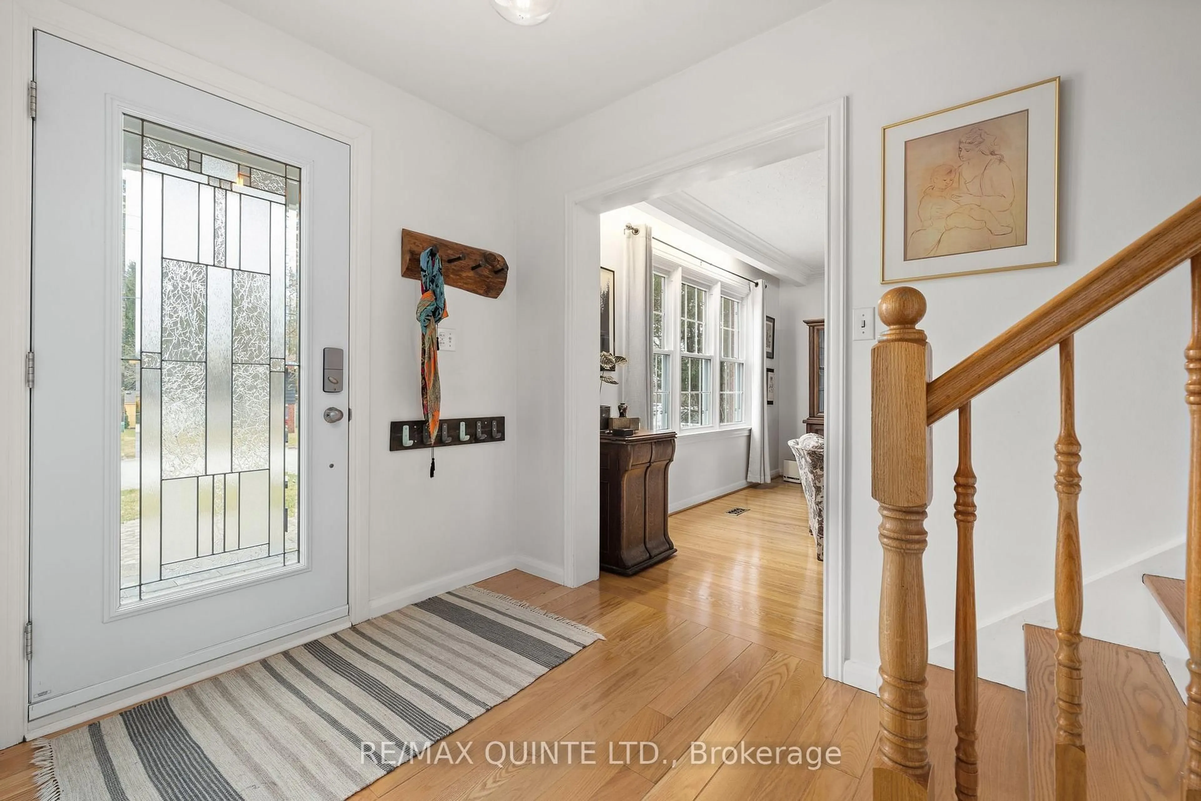 Indoor entryway for 16 Rosewood Ave, Belleville Ontario K8N 4E9