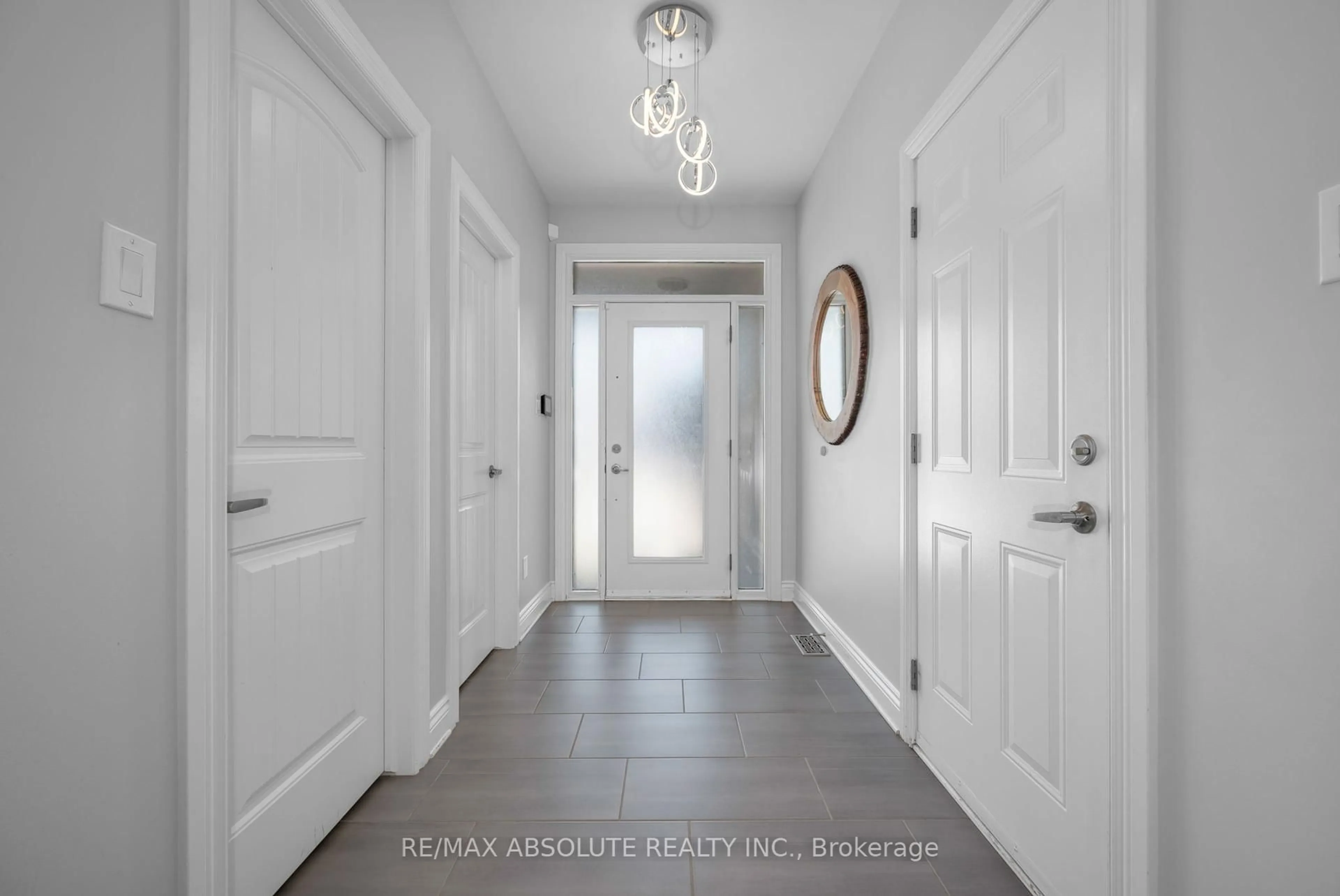 Indoor entryway for 801 Shasta St, Gloucester Ontario K1T 0L3