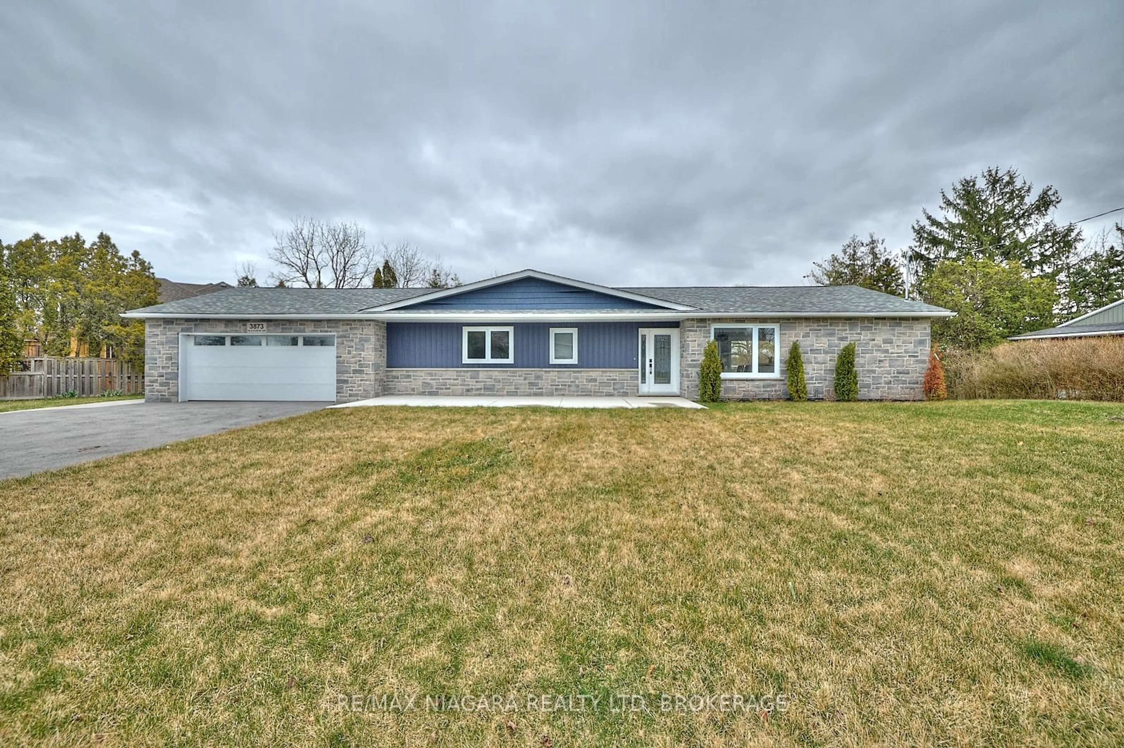 A pic from outside/outdoor area/front of a property/back of a property/a pic from drone, street for 3873 Glenview Dr, Lincoln Ontario L0R 2C0