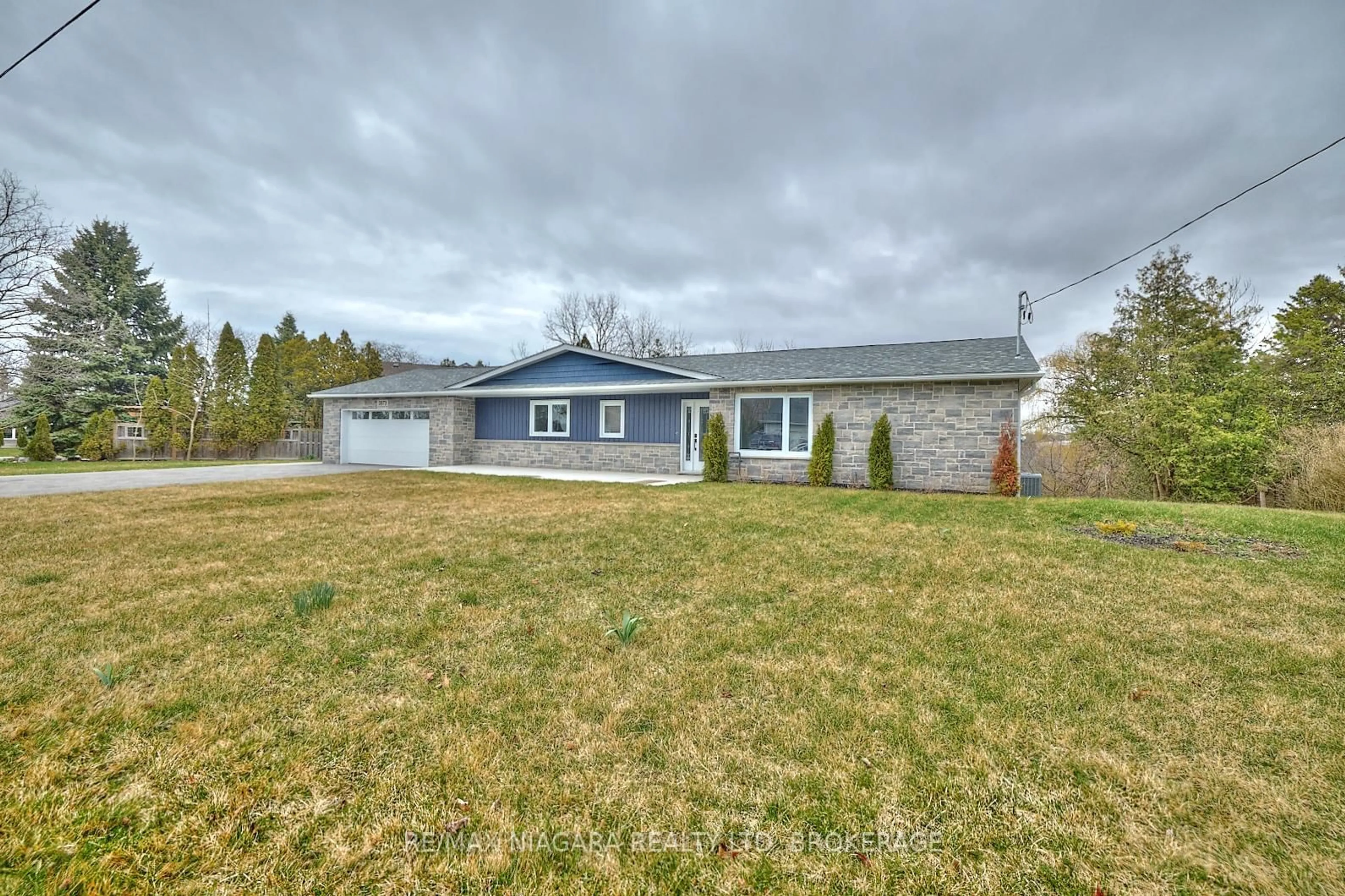 A pic from outside/outdoor area/front of a property/back of a property/a pic from drone, street for 3873 Glenview Dr, Lincoln Ontario L0R 2C0