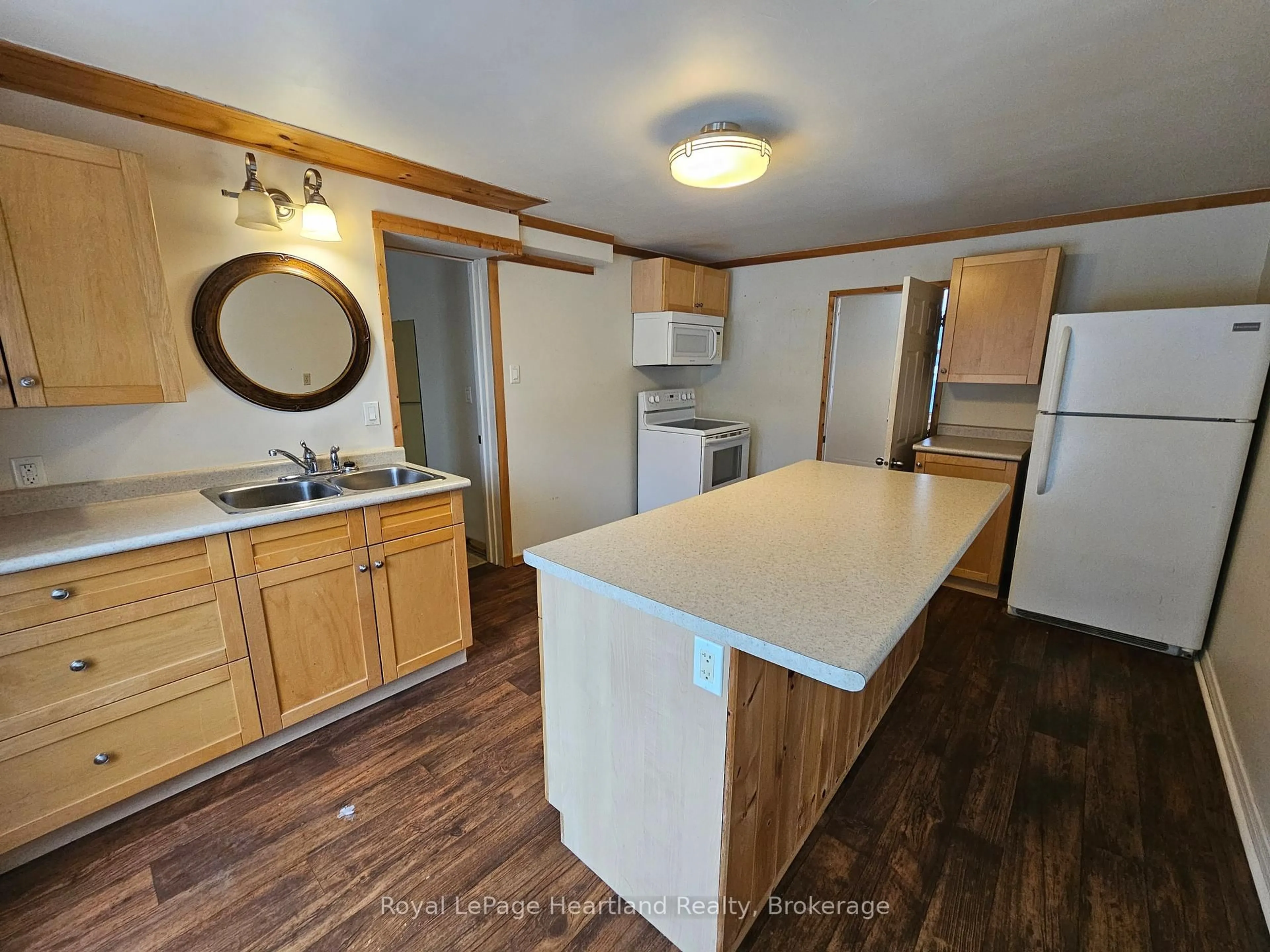 Standard kitchen, unknown for 43 Trafalgar St, Goderich Ontario N7A 1T3