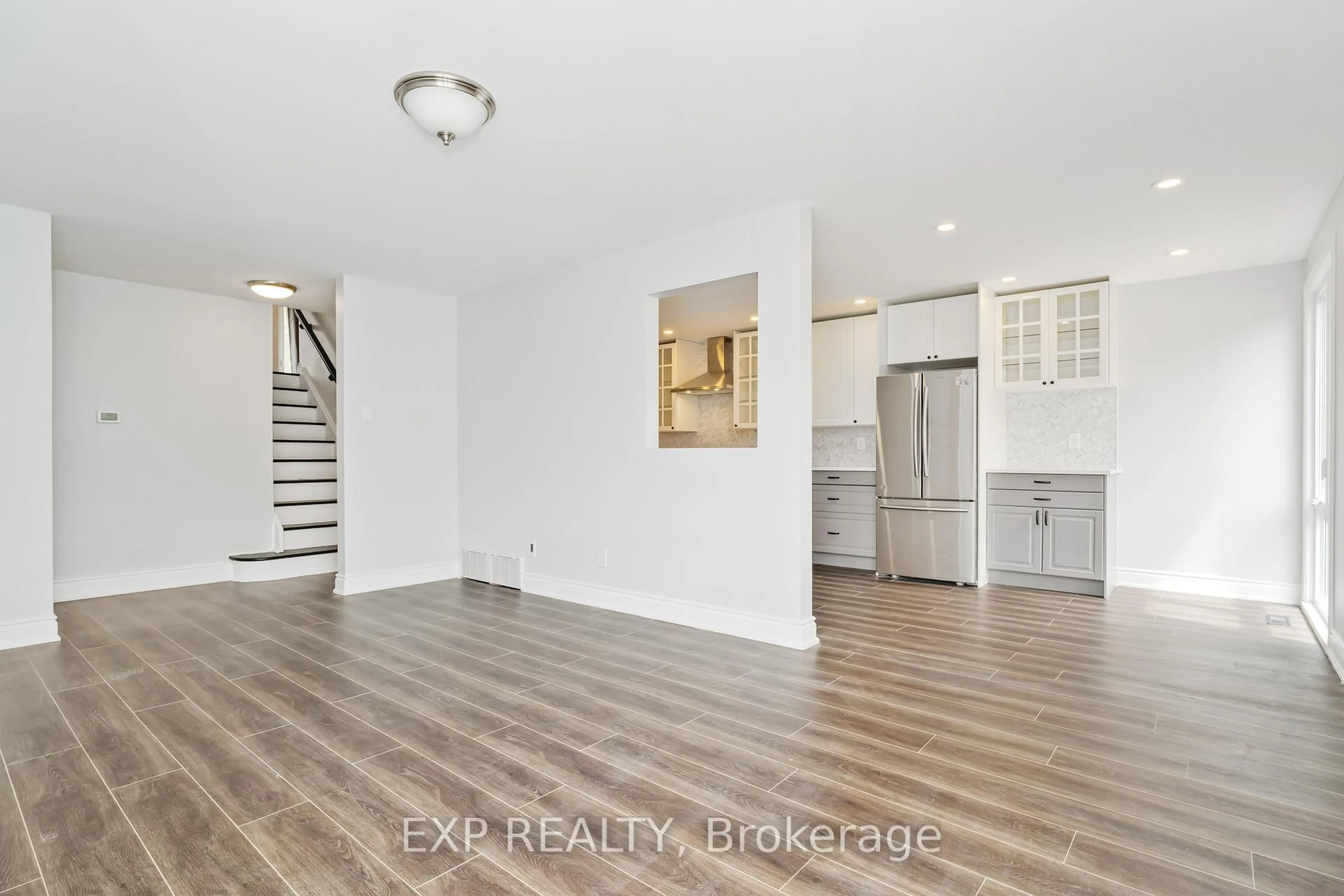 Unknown for 52 Downsview Cres, Ottawa Ontario K2G 0A5