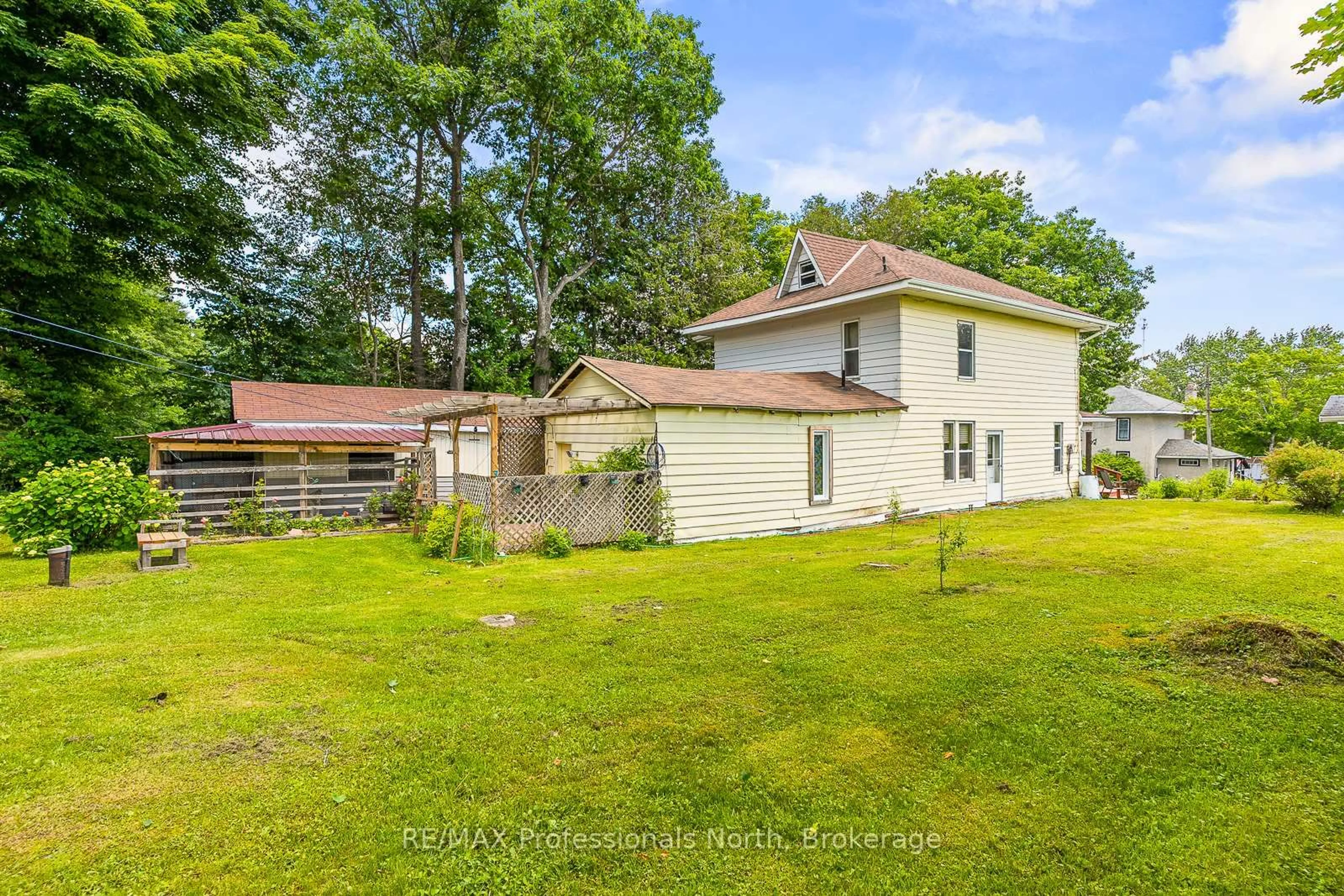 A pic from outside/outdoor area/front of a property/back of a property/a pic from drone, unknown for 4945 Monck Rd, Kawartha Lakes Ontario K0M 2A0