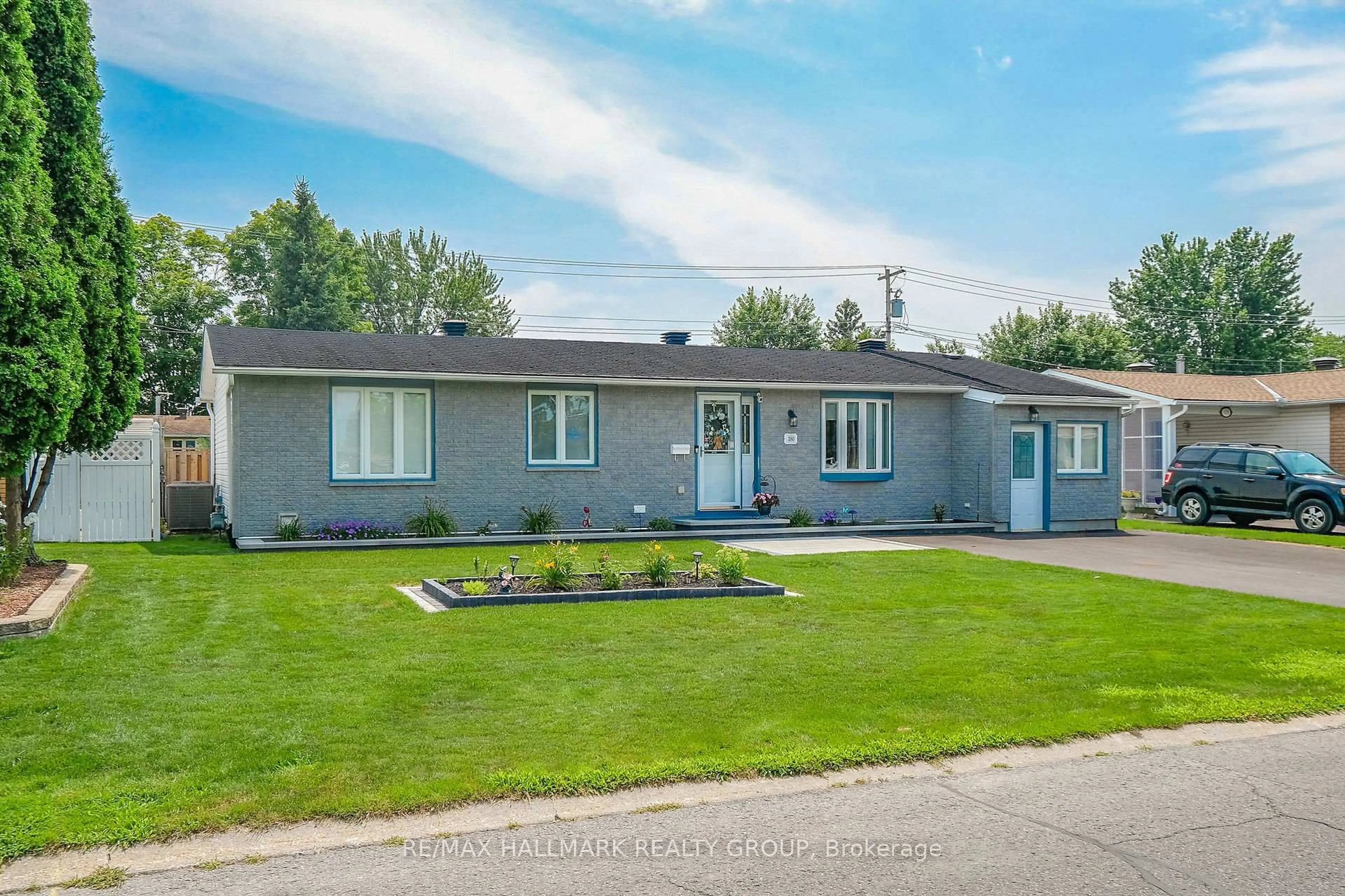 Home with vinyl exterior material, street for 380 Amiens St, Ottawa Ontario K1E 1P2