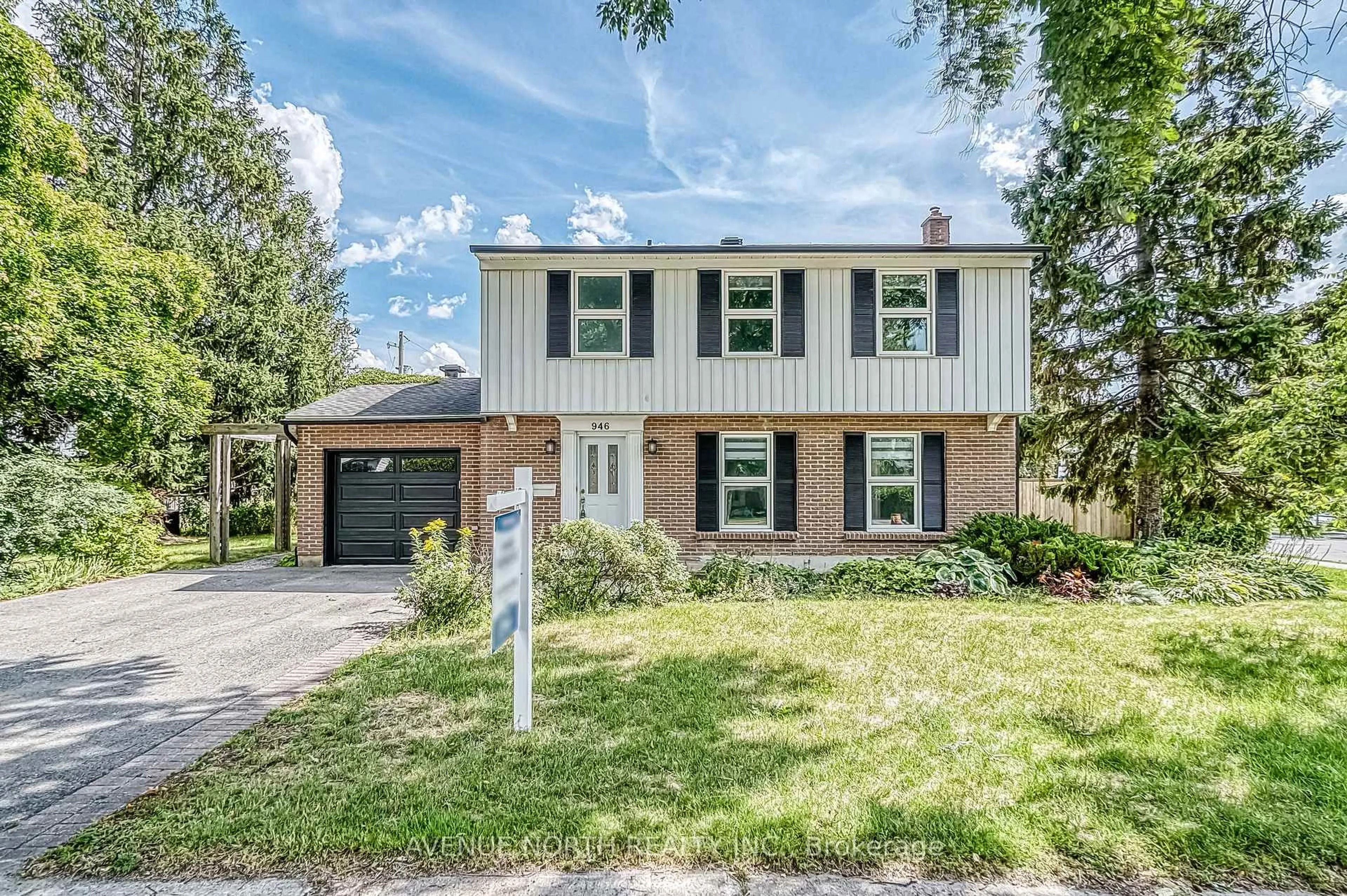 Home with brick exterior material, street for 946 WALKLEY Rd, Ottawa Ontario K1V 6R3