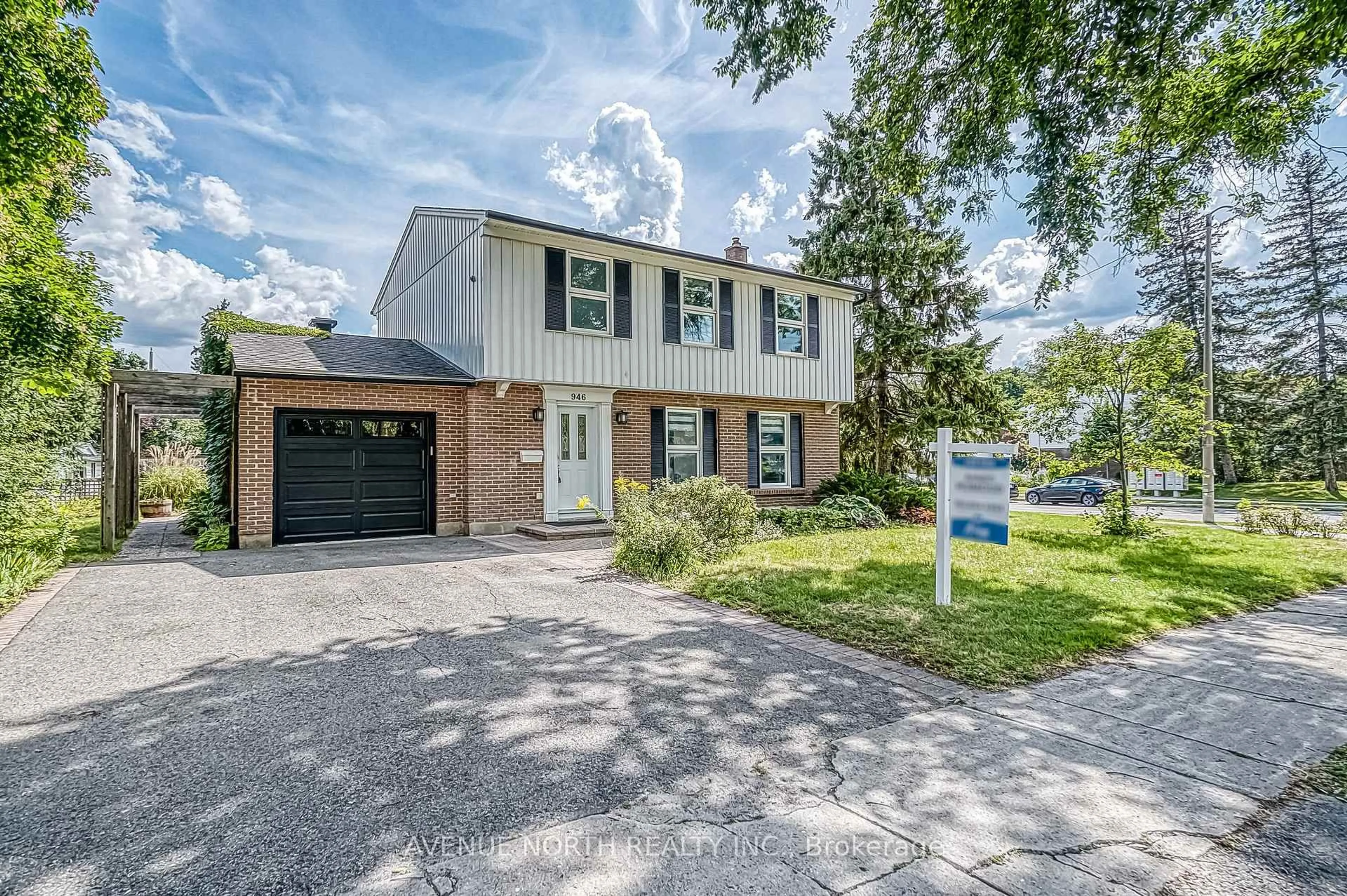 Home with brick exterior material, street for 946 WALKLEY Rd, Ottawa Ontario K1V 6R3