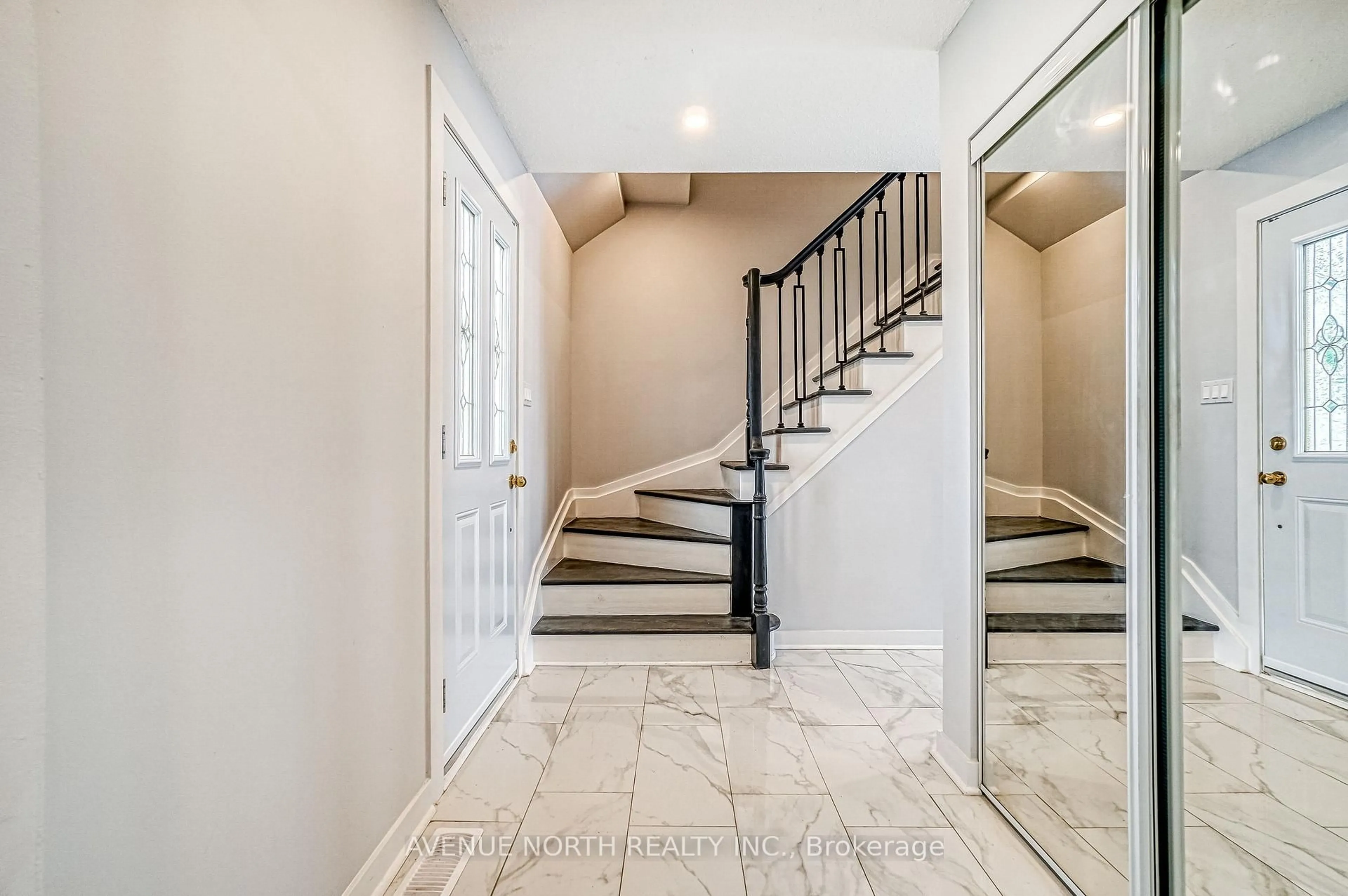 Indoor entryway for 946 WALKLEY Rd, Ottawa Ontario K1V 6R3